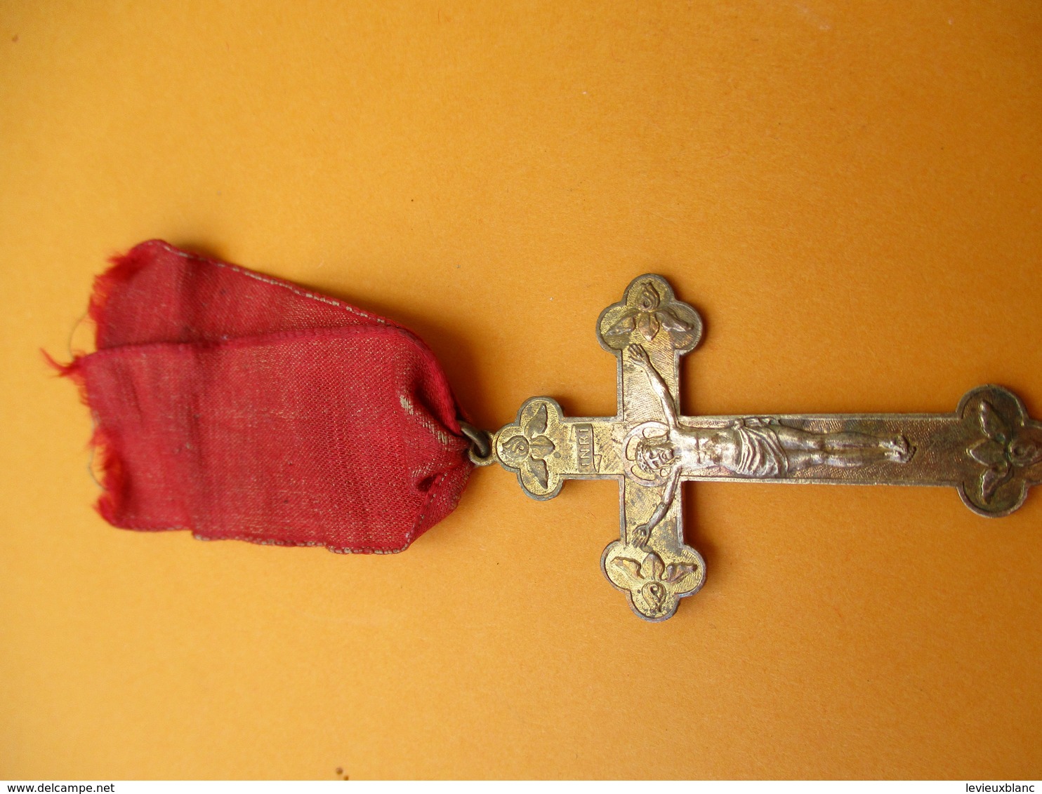 Croix Pendante Avec Ruban Rouge/CHRIST/Je Vous Serai Fidèle Toujours Seigneur/Fleur De Lys/Vers 1900-1920  CRX7 - Religion & Esotérisme