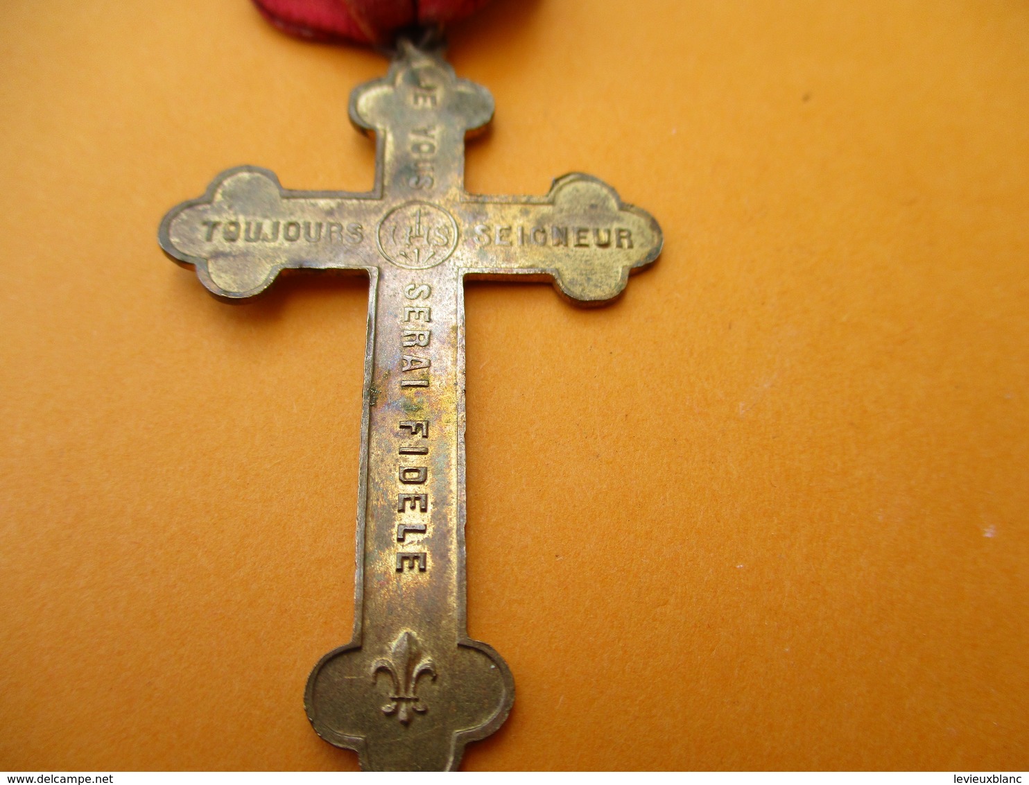 Croix Pendante Avec Ruban Rouge/CHRIST/Je Vous Serai Fidèle Toujours Seigneur/Fleur De Lys/Vers 1900-1920  CRX7 - Religion & Esotericism