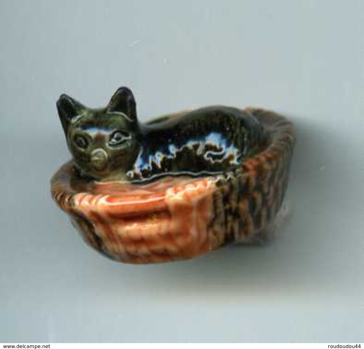 FEVES - FEVE - PETIT CHAT DANS SA CORBEILLE (diam. 2cm) - INSCRIPTION "CEVENNES" AU-DESSOUS - Animali