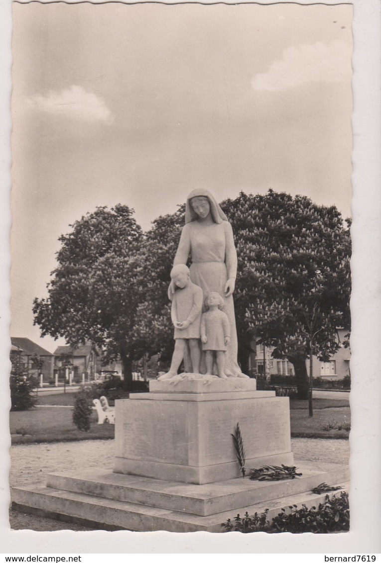 27   Le Neubourg Le Monument  Du Square De La Gare - Le Neubourg