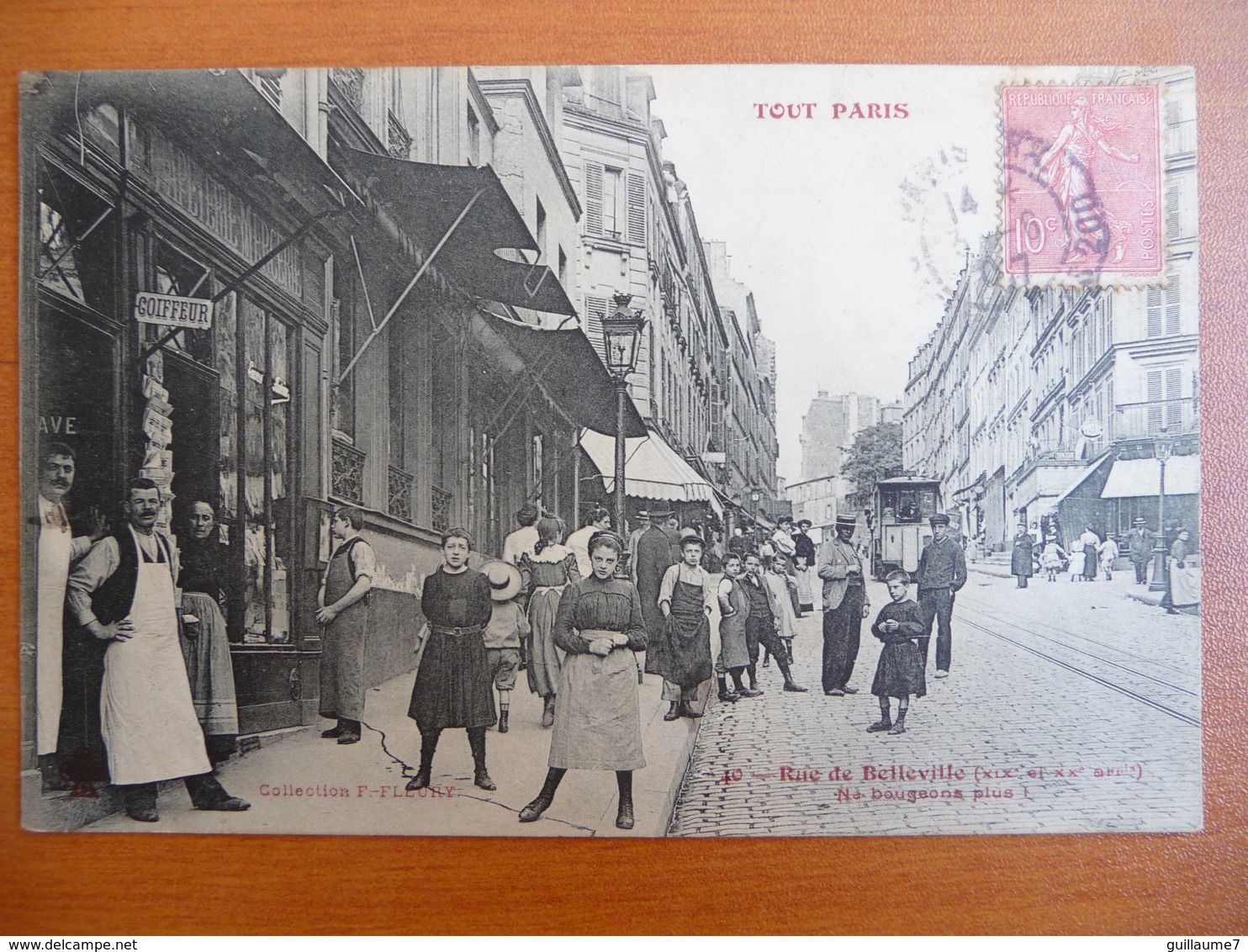 CPA - Tout Paris - Rue De Belleville - Ne Bougeons Plus ! - Coiffeur - Tramway - Tram - Autres & Non Classés