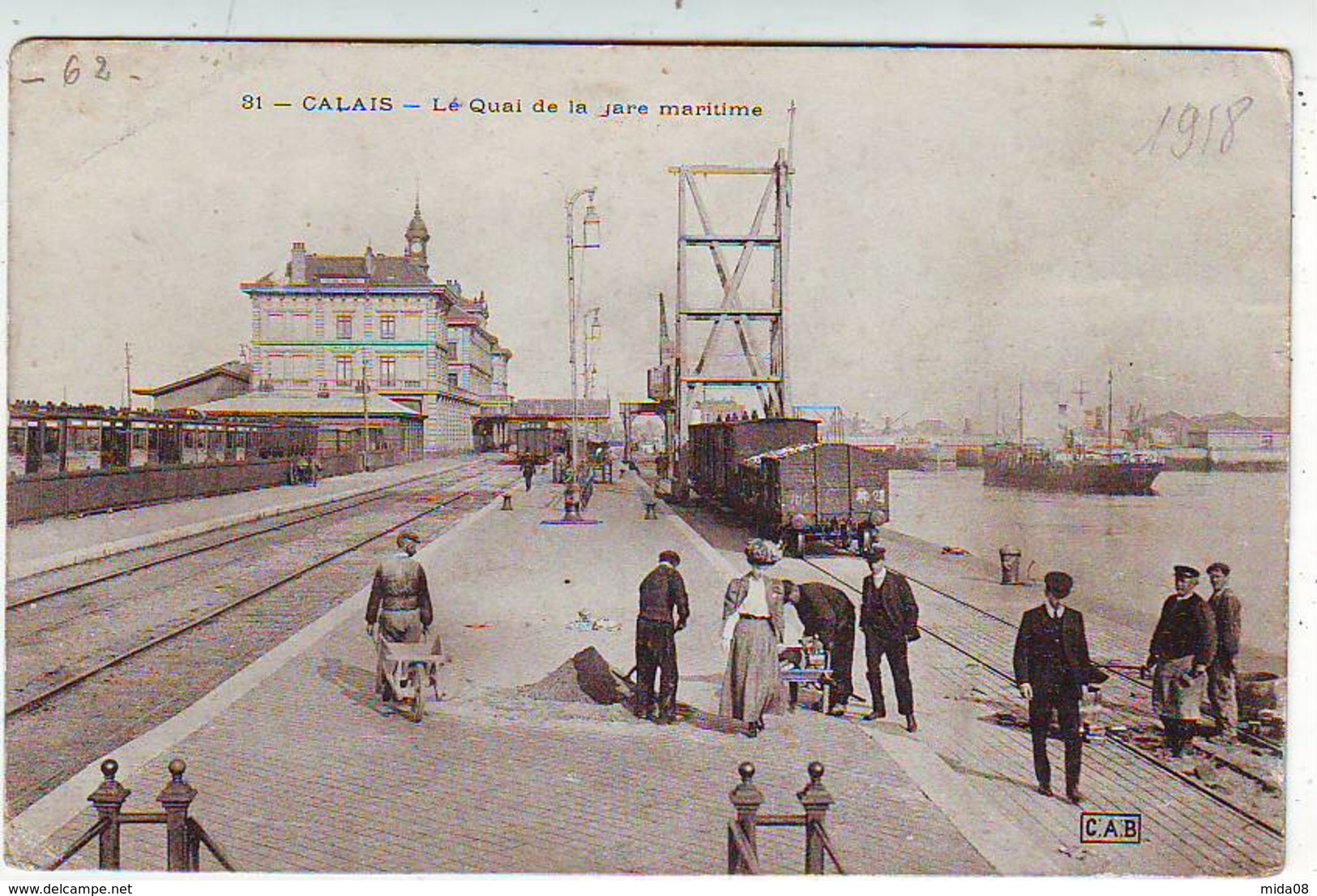 62. CALAIS . LE QUAI DE LA GARE MARITIME . ANIMEE . BATEAU . TRAINS . Editeur C. A. B. - Calais