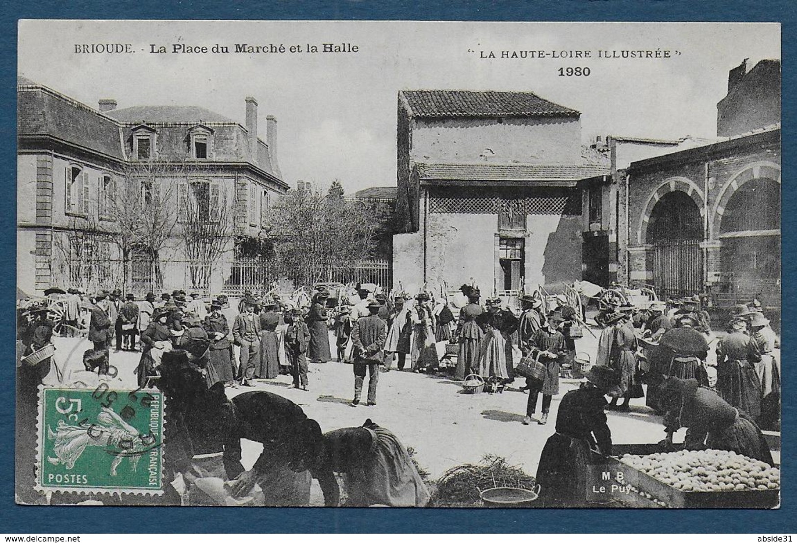 BRIOUDE - La Place Du Marché Et La Halle - Brioude