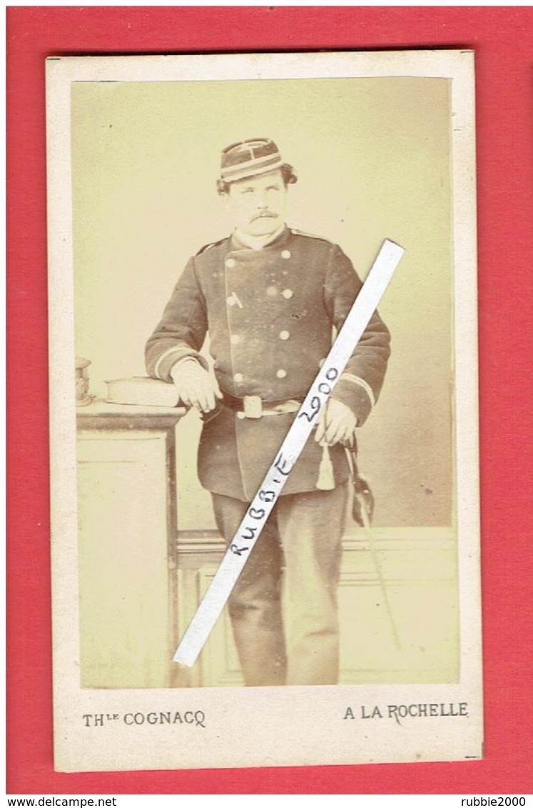 PHOTOGRAPHIE CDV SOLDAT M. ADAN 1870 1871 PHOTOGRAPHE THEOPHILE COGNACQ 1817 A SAINT MARTIN DE RE 1896 A LA ROCHELLE - Guerra, Militari