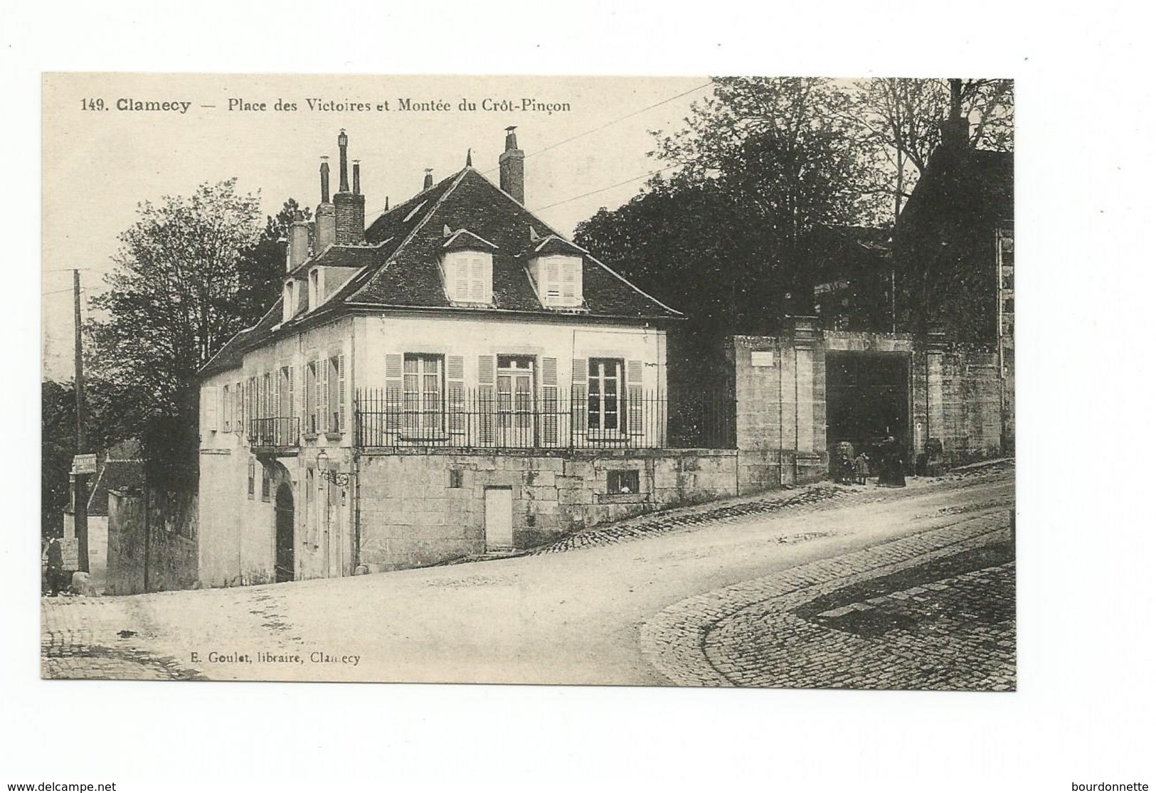 CPA 58   CLAMECY - Place Des Victoires Et Montée Du Crôt-Pinçon - - Clamecy