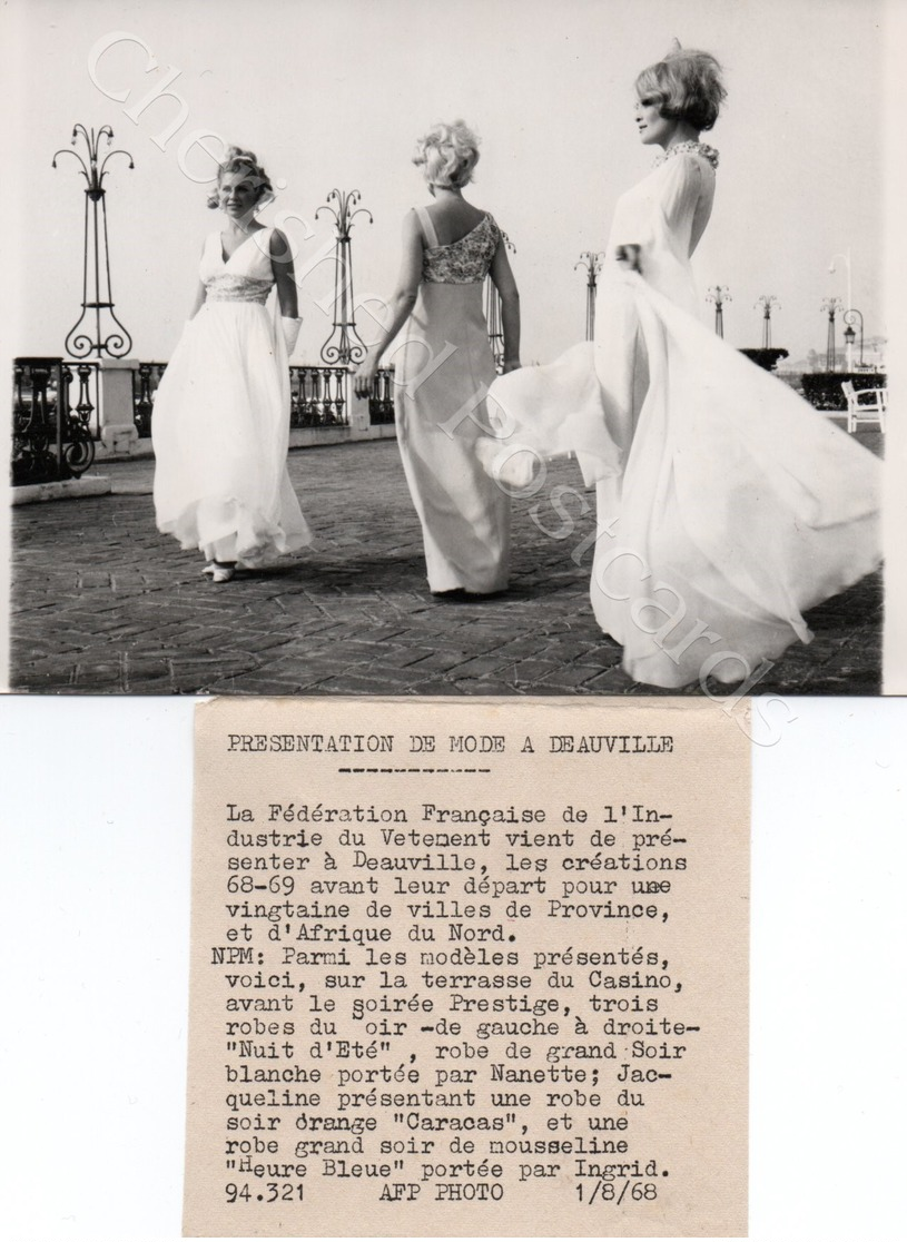 PRÉSENT DE MODE À DEAUVILLE ~ 1968 Press Black & White Photograph - Other & Unclassified