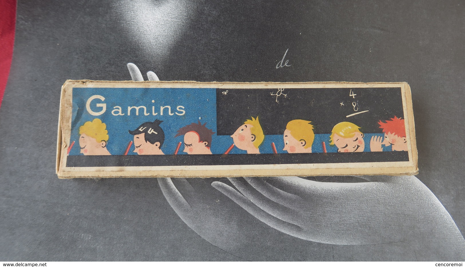 ancienne boite de crayons, gomme, illustration de gamins sur les bancs de l'école