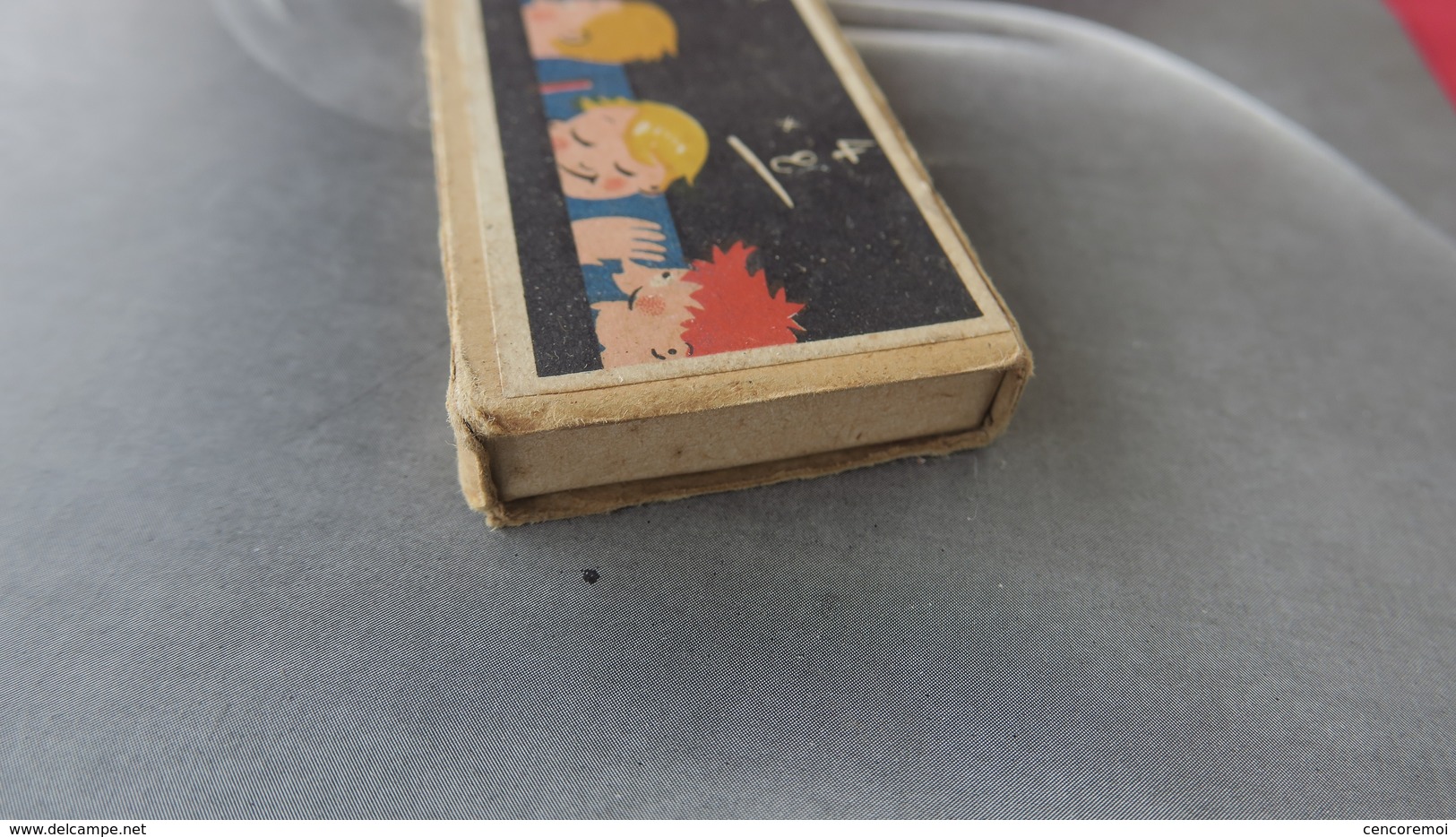 ancienne boite de crayons, gomme, illustration de gamins sur les bancs de l'école