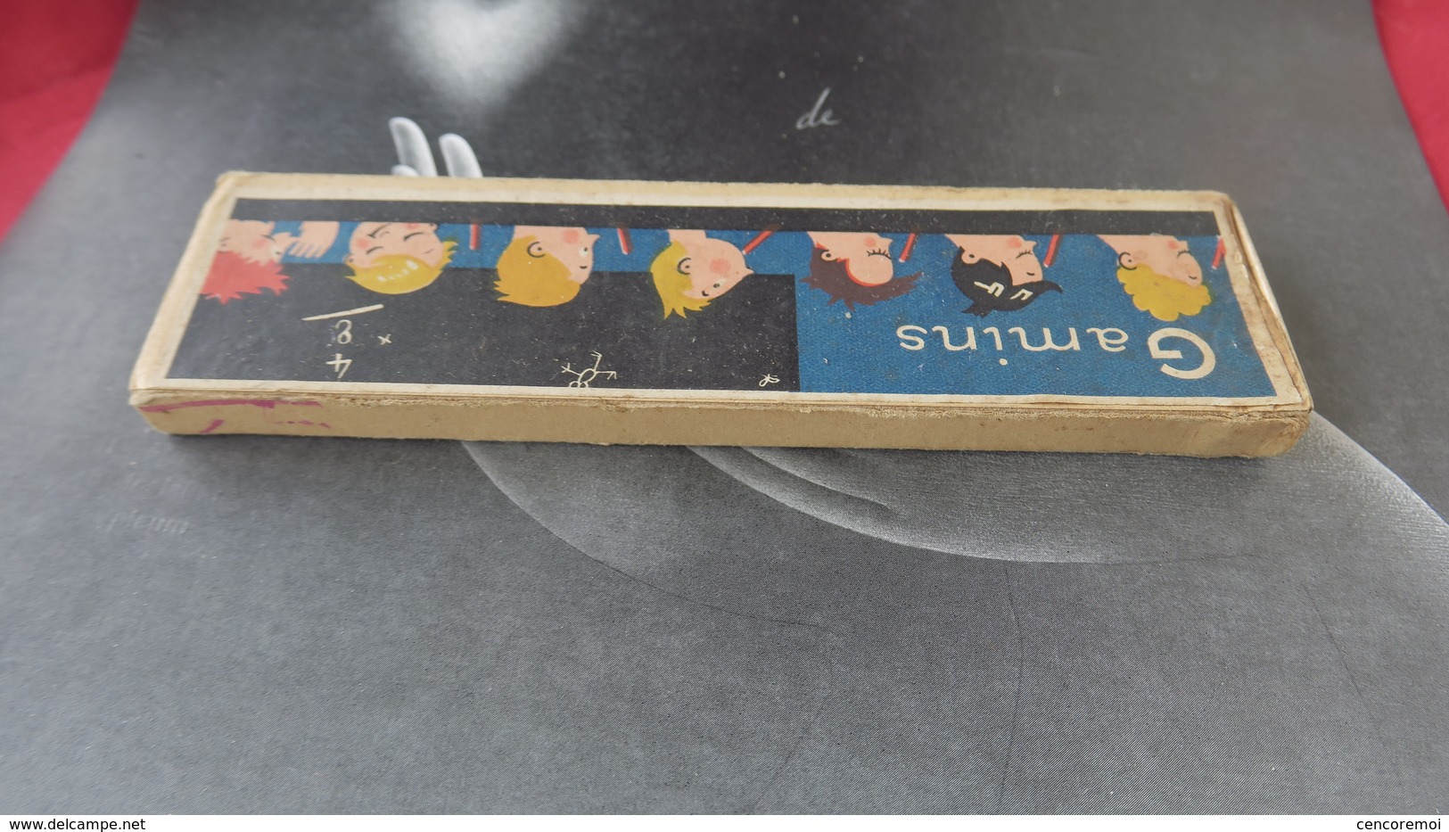 ancienne boite de crayons, gomme, illustration de gamins sur les bancs de l'école