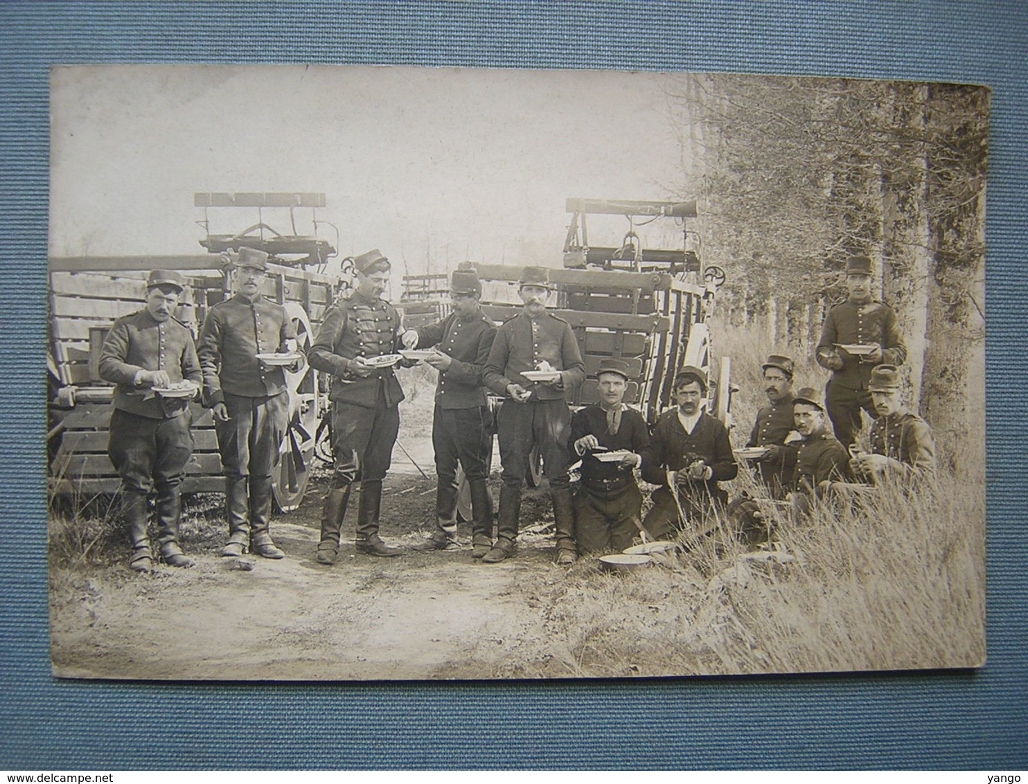 CARTE PHOTO - LIMOGES - MILITAIRES DEJEUNANT - Limoges