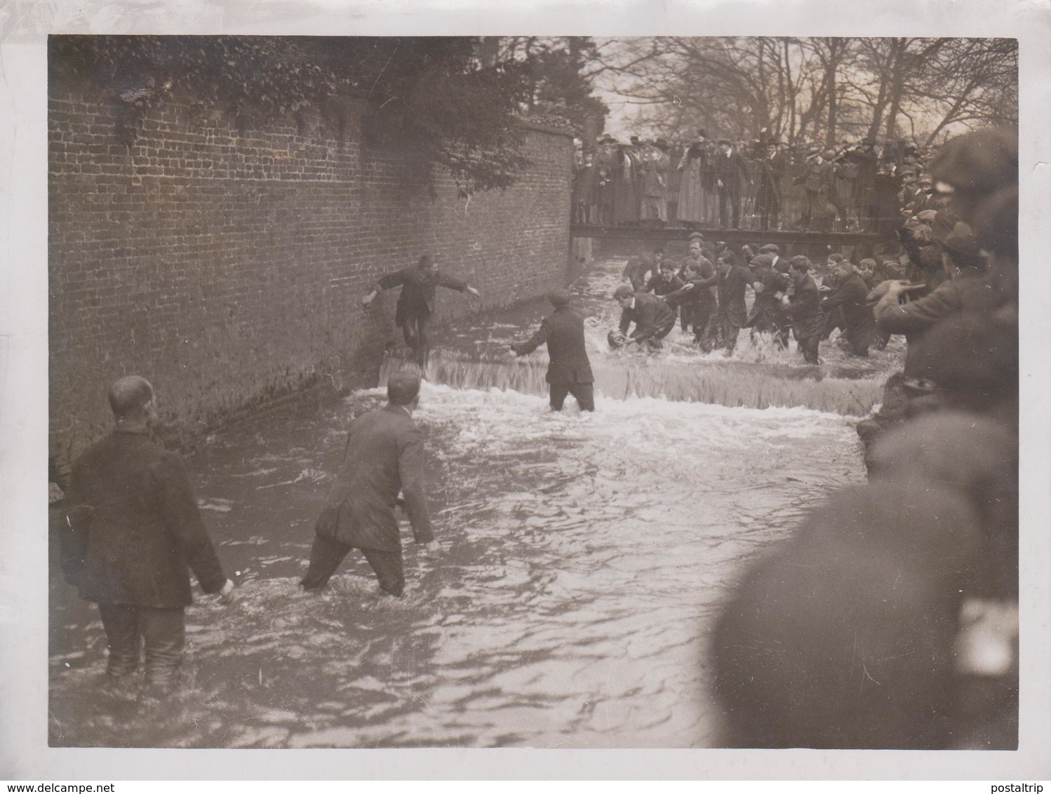 RIVER FOOTBALL SHROVETIDE AT ASHBOURNE DERBYSHIRE  21 * 16 CM Fonds Victor FORBIN 1864-1947 - Deportes