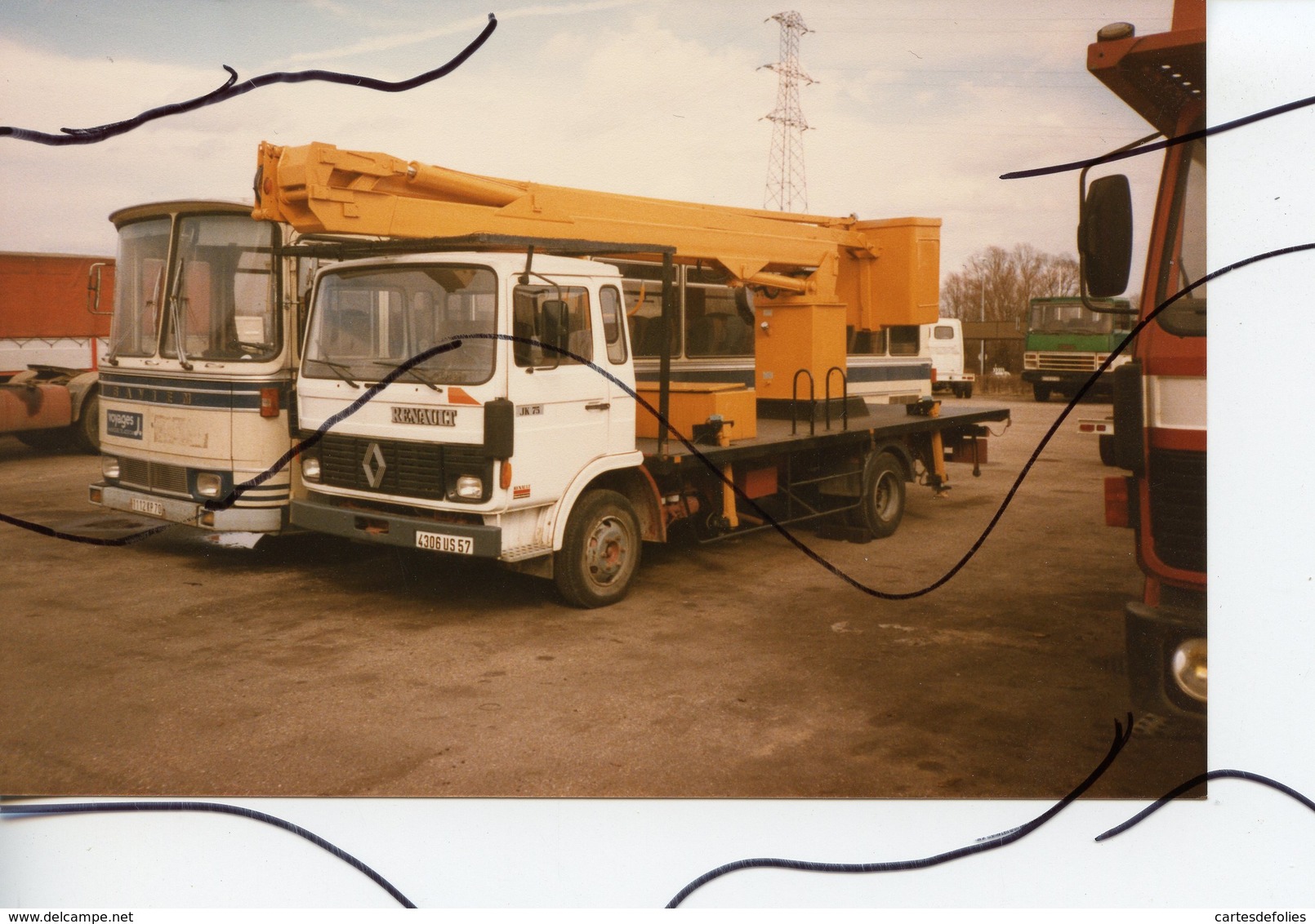 PHOTO COULEUR. CAMION TRACTEUR RENAULT Nacelle Et Car Bus. - Automobiles