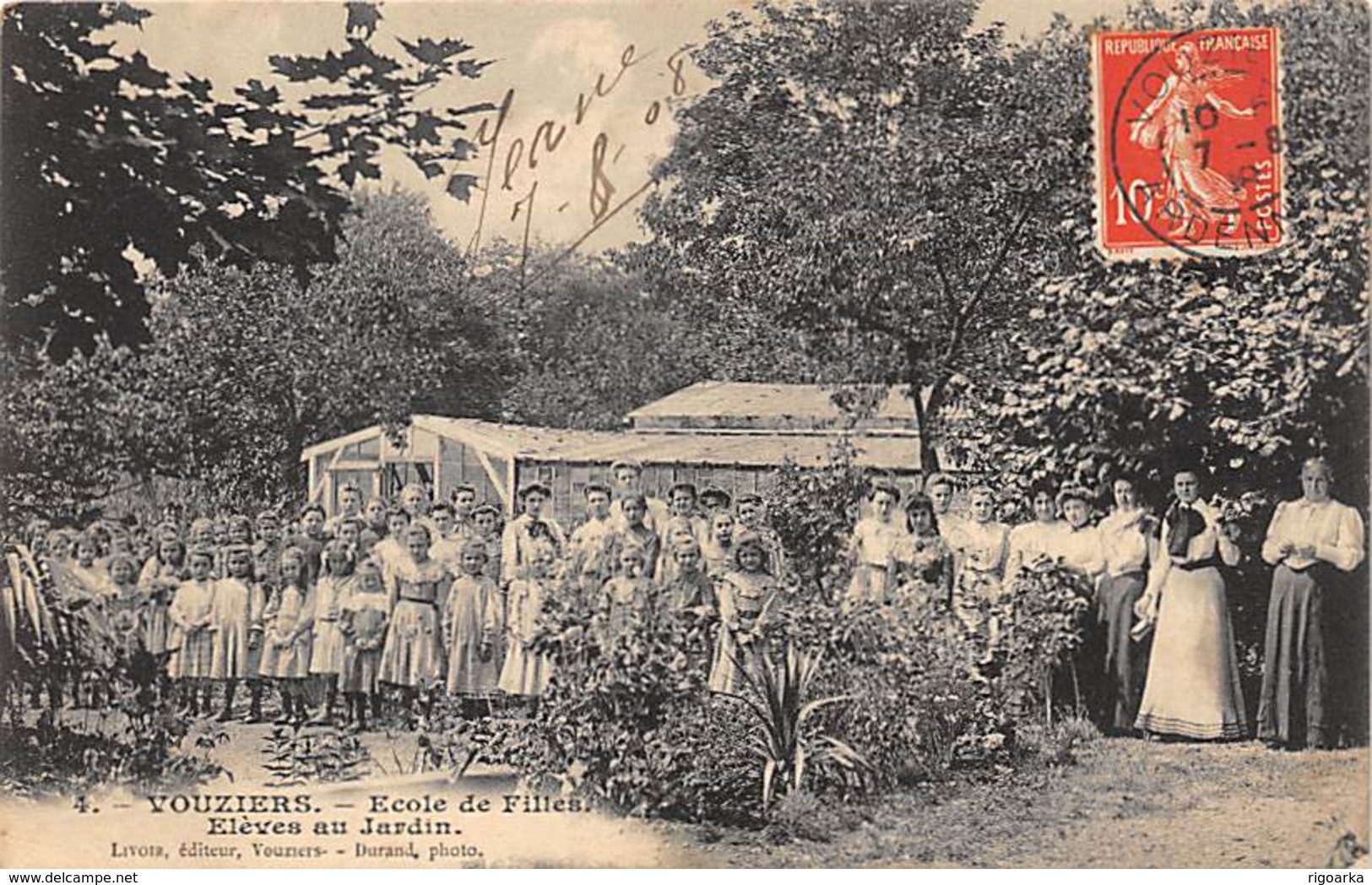 VOUZIERS.- ECOLE DE FILLES. ELEVES AU JARDIN - Vouziers