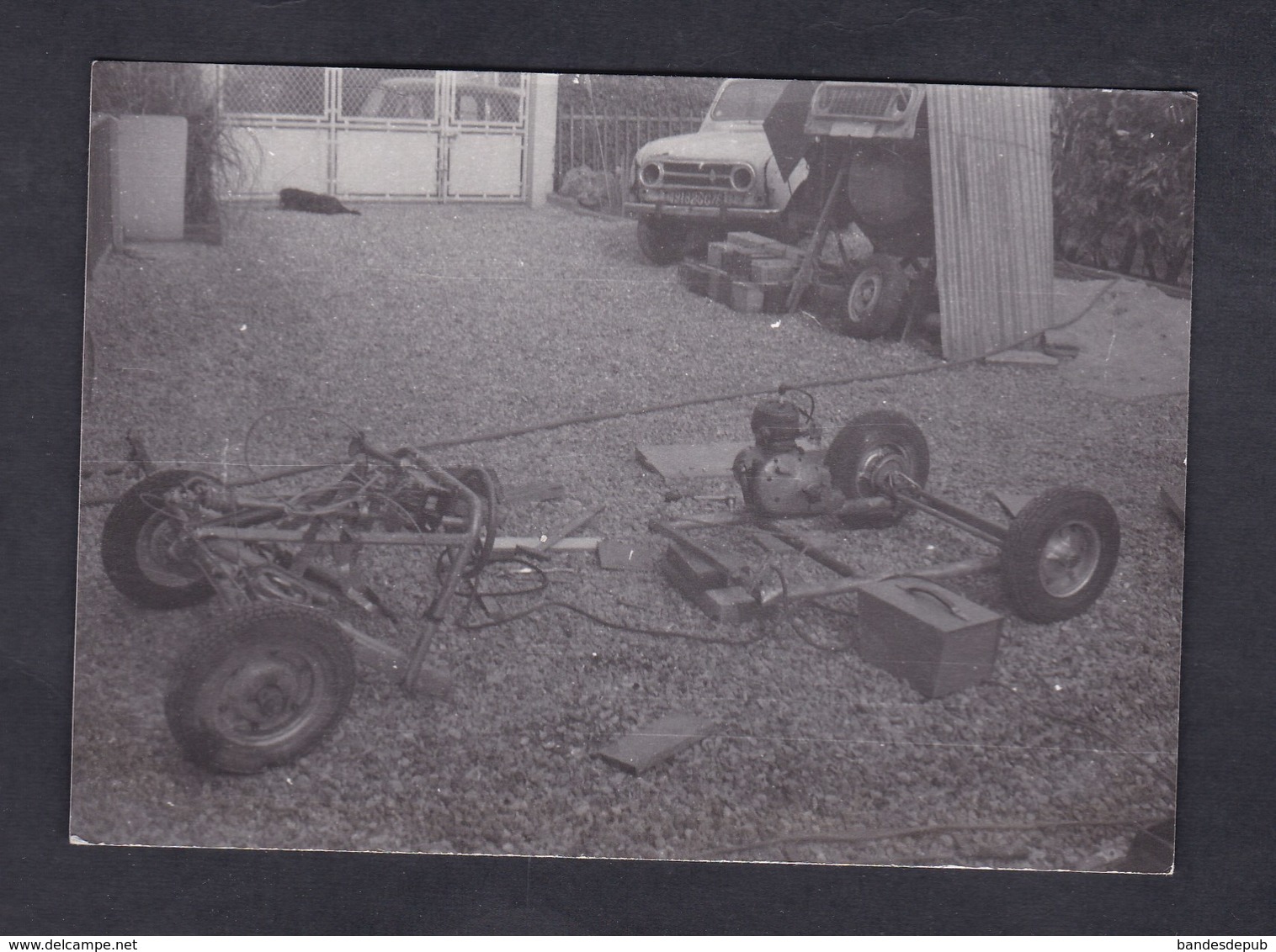 Photo Originale Amateur Voiture Automobile Renault R4 4L Immatriculée En Yvelines Cour D'un Bricoleur - Automobiles