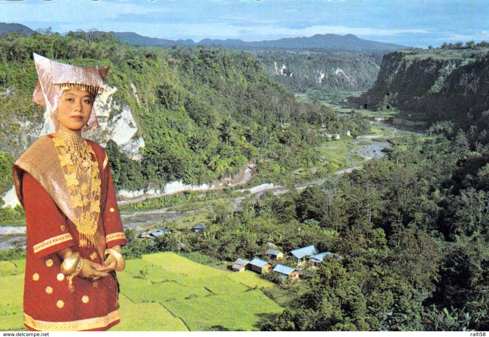 1 AK Indonesien * Minangkabu Girl In Traditional Costume And Sianok Valley As Background Auf Der Insel Sumatra * - Indonesien