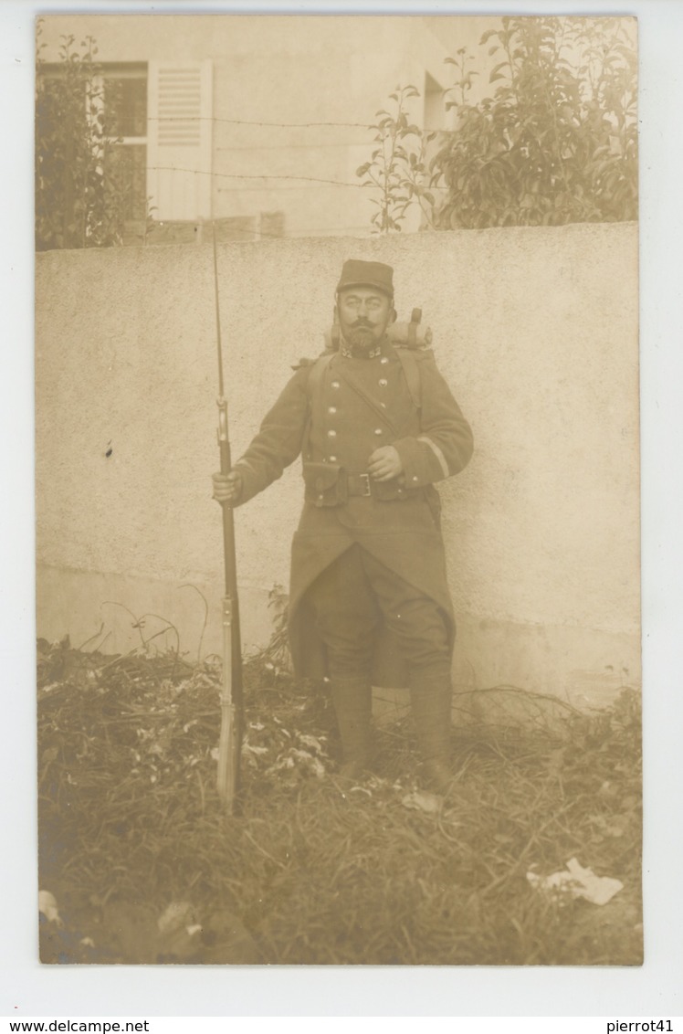 GUERRE 1914-18 - Belle Carte Photo Portrait Militaire (N°52 Sur Uniforme) écrivant à Sa Famille Habitant à VOISEY - (52) - Guerra 1914-18