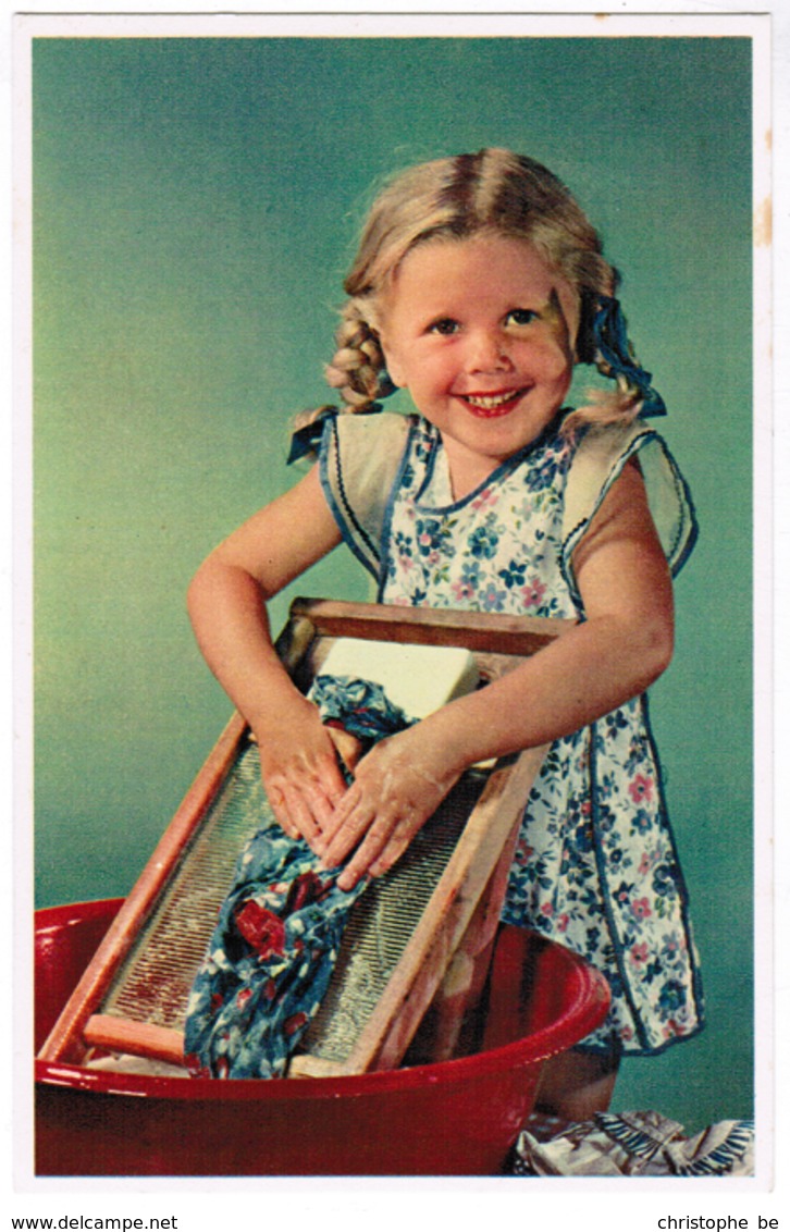 Portrait Of Little Girl Washing Clothes, Village D'enfants De France, Ed. Superluxe Paris (pk59684) - Portretten