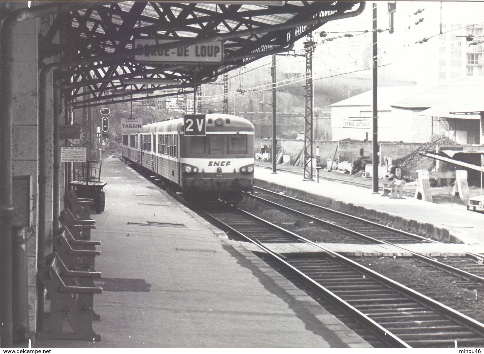 PHOTO G.F. 17.5/12.5CMS.GARE DE LYON GORGE DE LOUP EN 1973.MICHELINE EN GARE.B.PLAN.T.B.ETAT.A SAISIR - Trains