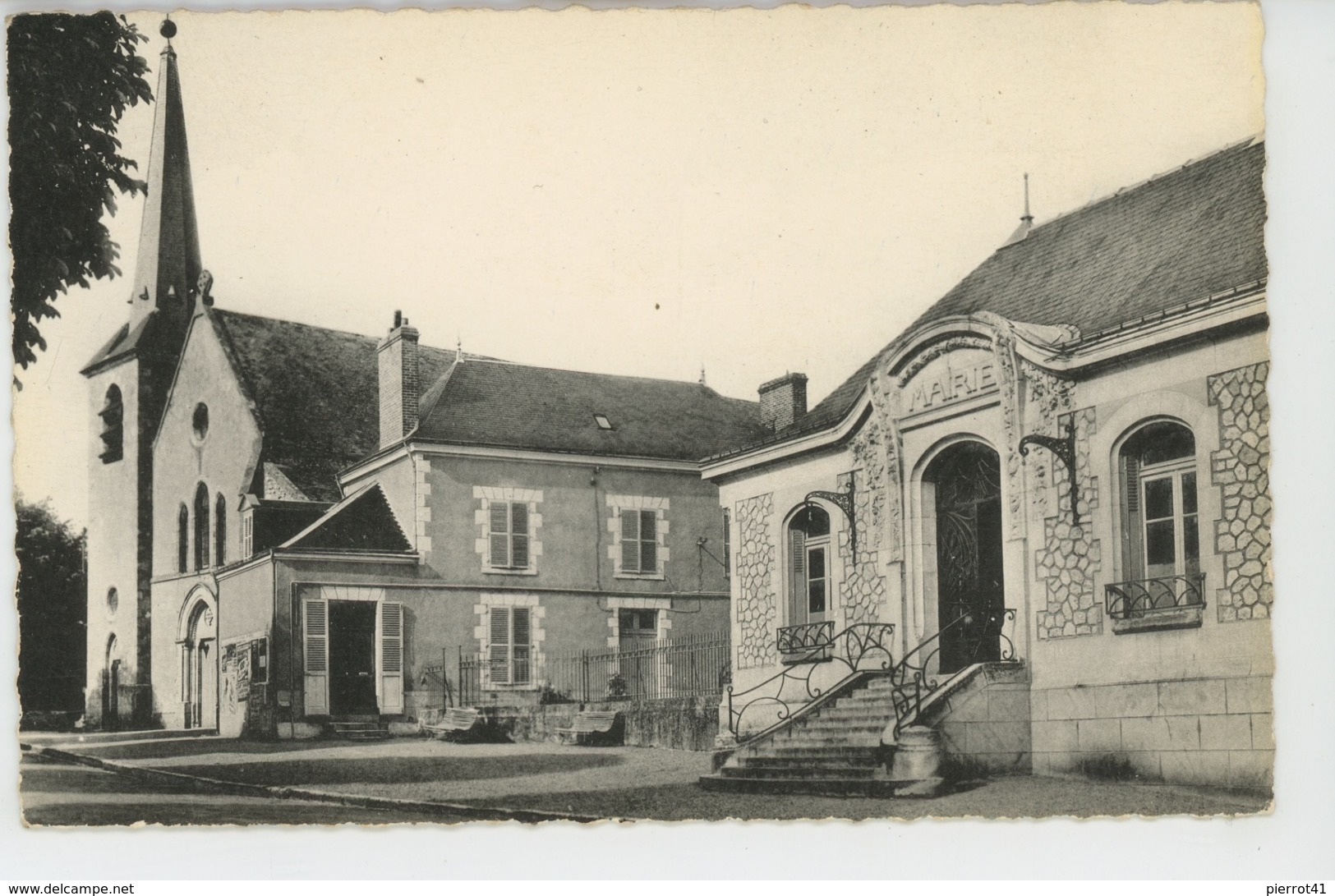 FLEURY LES AUBRAIS - Place De La République - La Mairie Et L'Eglise - Autres & Non Classés