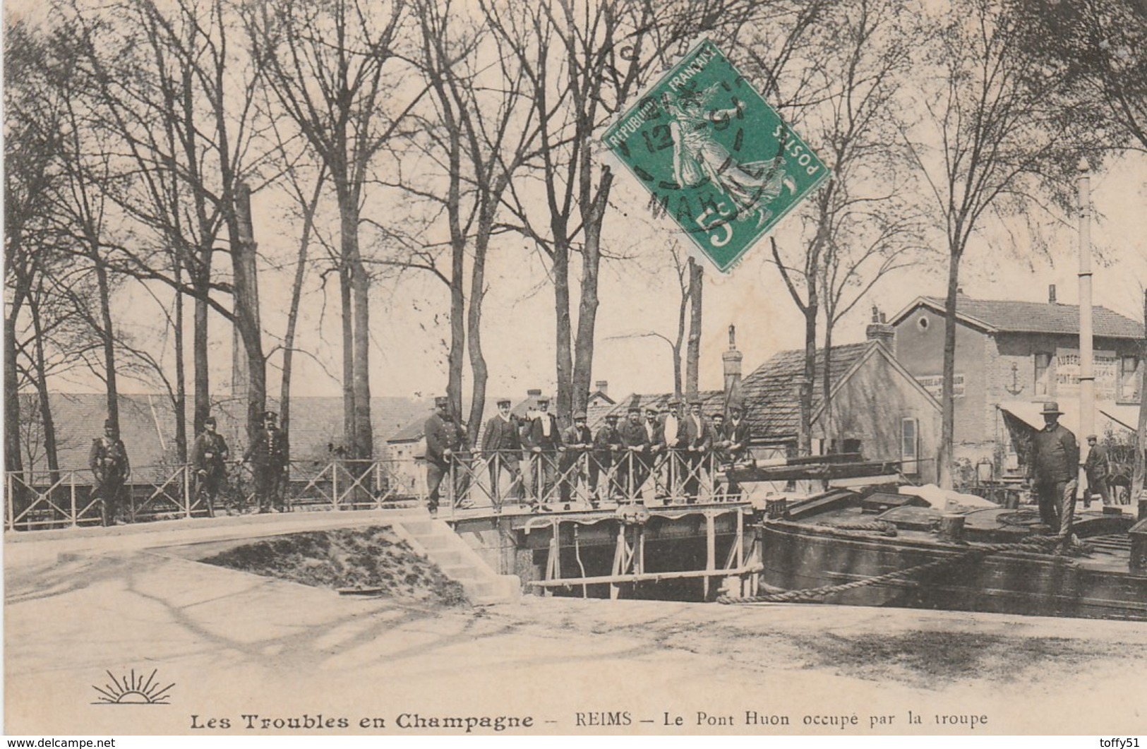 CPA:LES TROUBLES EN CHAMPAGNE REIMS (51) PONT HUON OCCUPÉ PAR LA TROUPE PÉNICHE..ÉCRITE - Reims