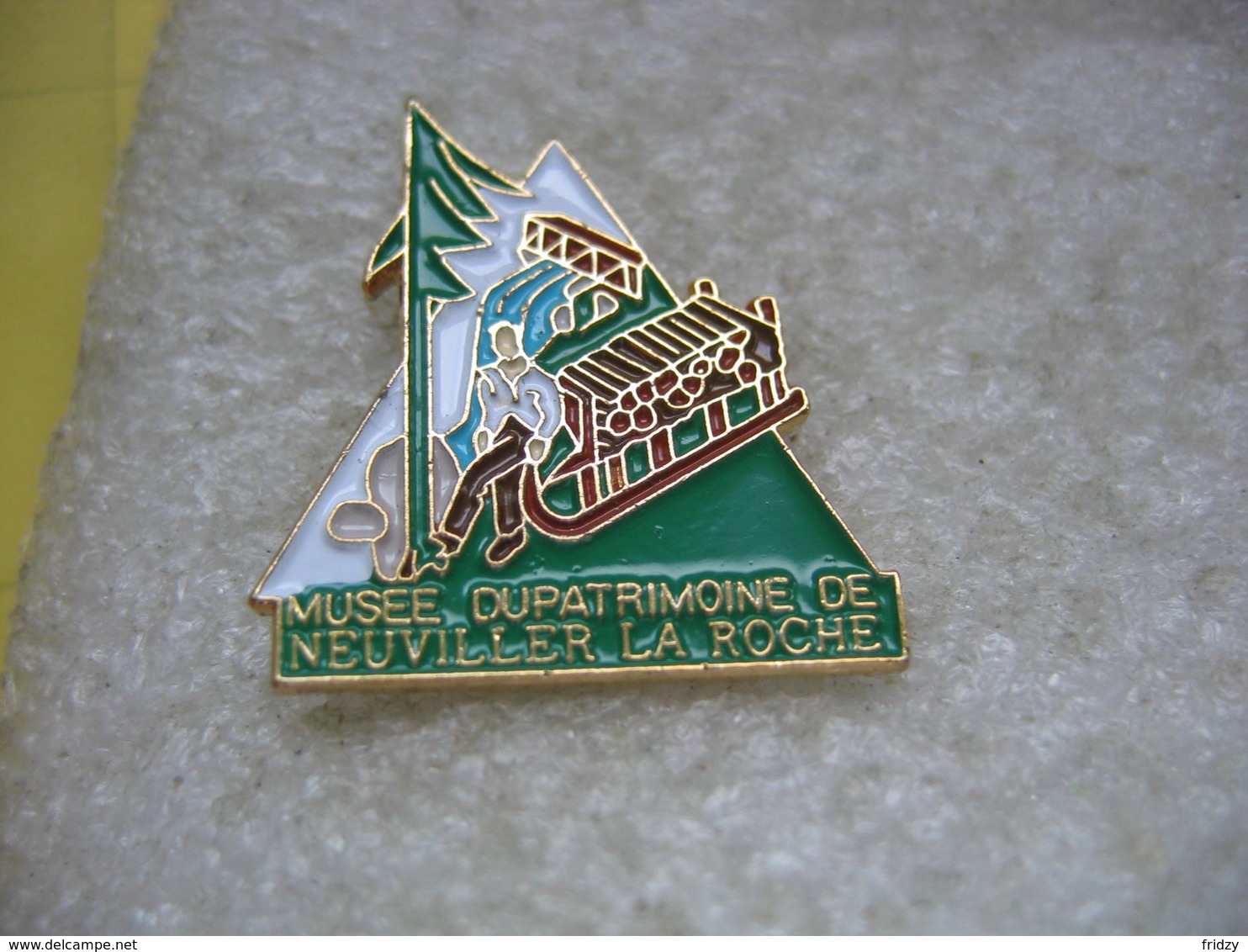 Pin's Du Musée Du Patrimoine De La Commune De Neuviller La Roche (Dept 67) - Otros & Sin Clasificación