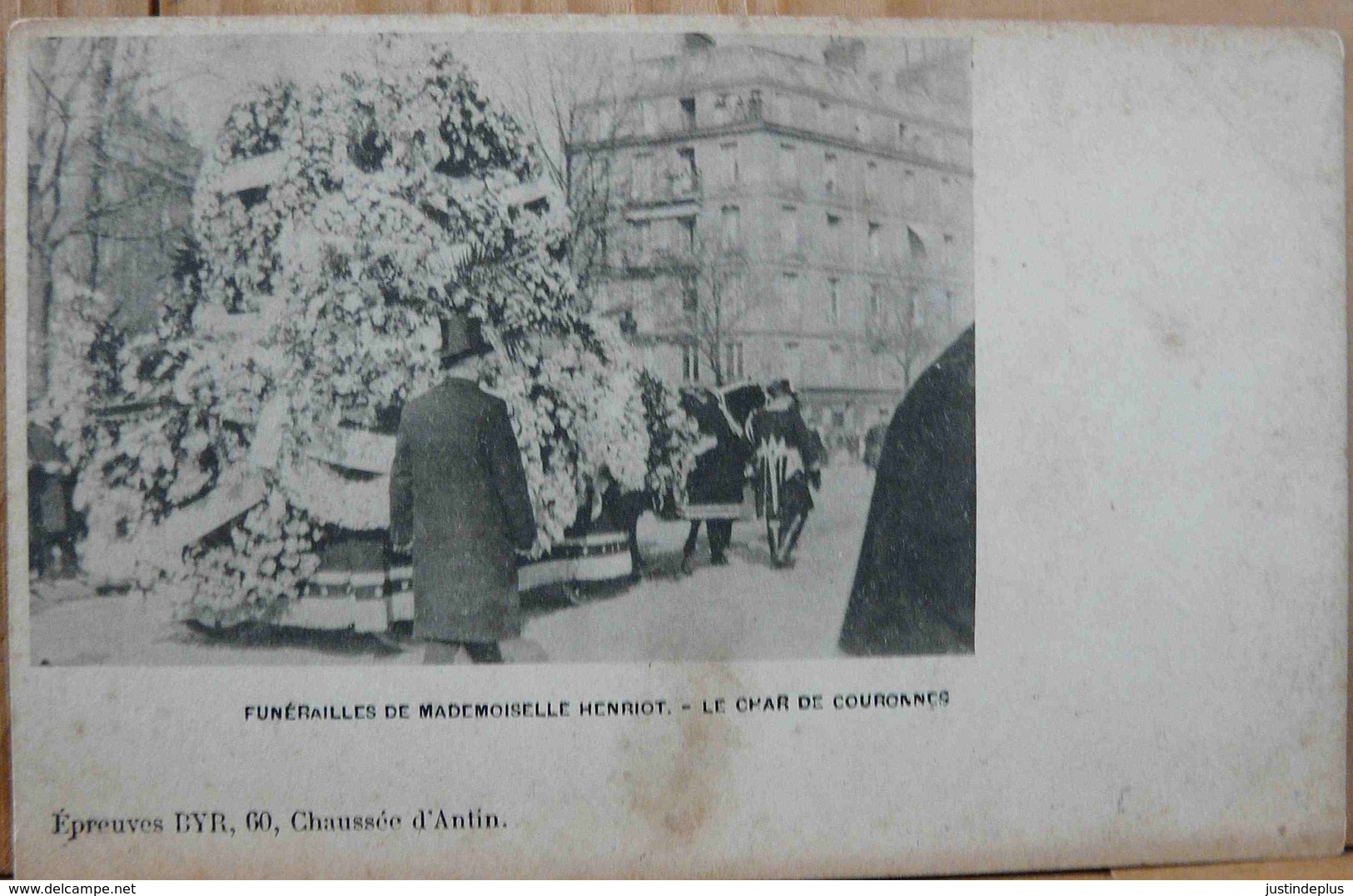 FUNERAILLES DE MADEMOISELLE HENRIOT LE CHAR DE COURONNES - Beerdigungen