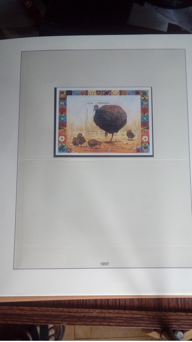 Francobolli namibia album e fogli linder con francobolli 1990 - 2006