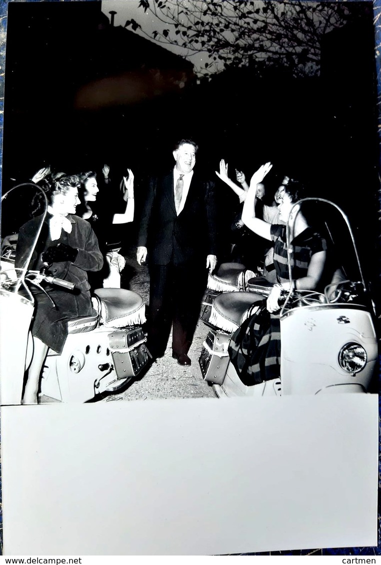 MICHEL SIMON CINEMA  VEDETTE THEATRE CINEMA SPECTACLE  PHOTOGRAPHIE ORIGINALE AVEC AMAZONES SUR SCOOTERS  27 X 17 CM - Célébrités