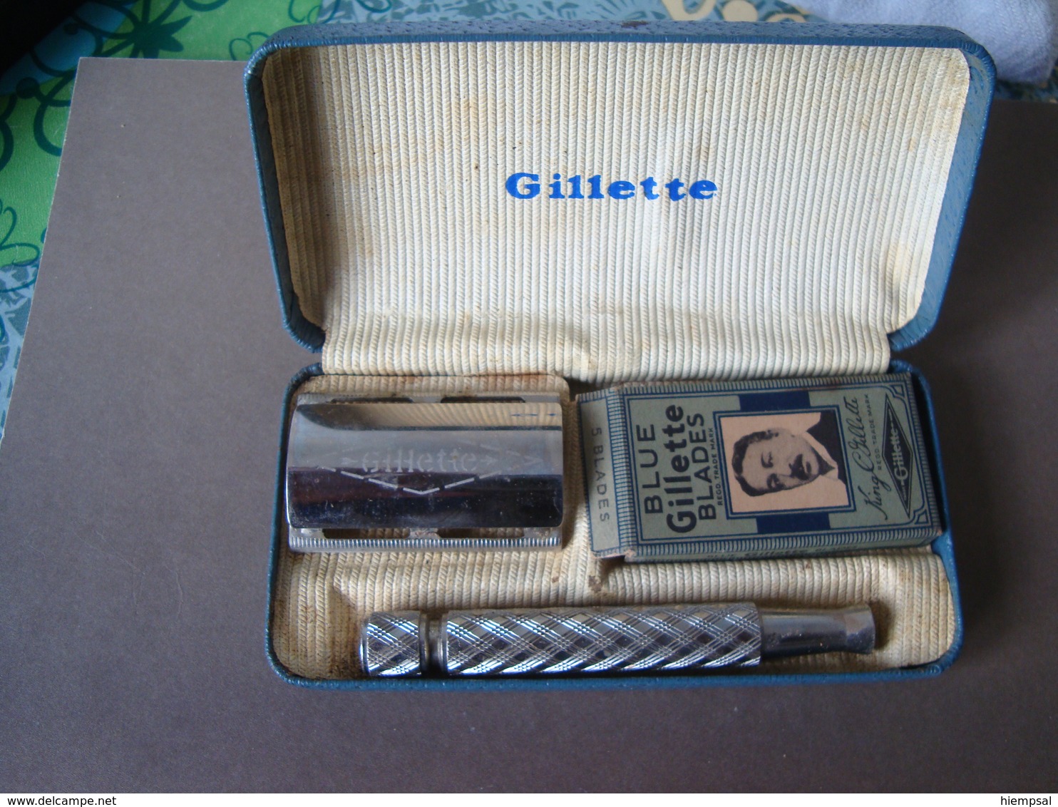 ANCIEN RASOIR  GILLETTE  AVEC LAMES  .DANS  SA BOITE - Materiale Di Profumeria