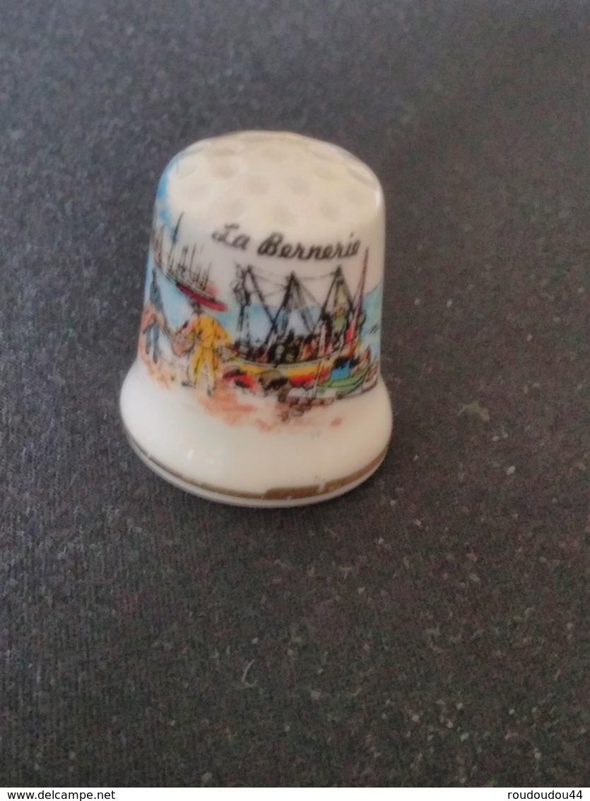 Dé à Coudre De Collection En Porcelaine - LA BERNERIE - LE PORT DE PECHE - Ditali Da Cucito