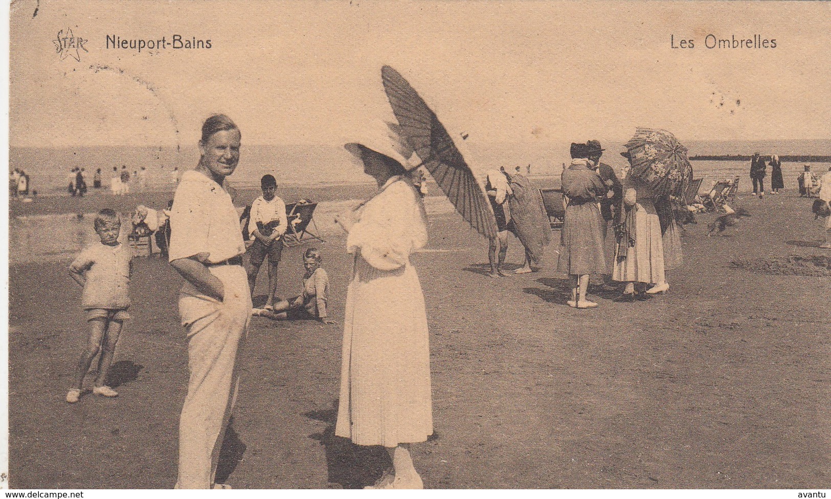 NIEUWPOORT / DE PARASOLS OP HET STRAND - Nieuwpoort