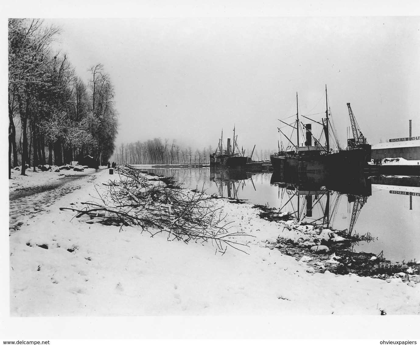 CAEN  Sous La Neige Vers 1910 Les Magasins Généraux  De La  SMN - Lieux