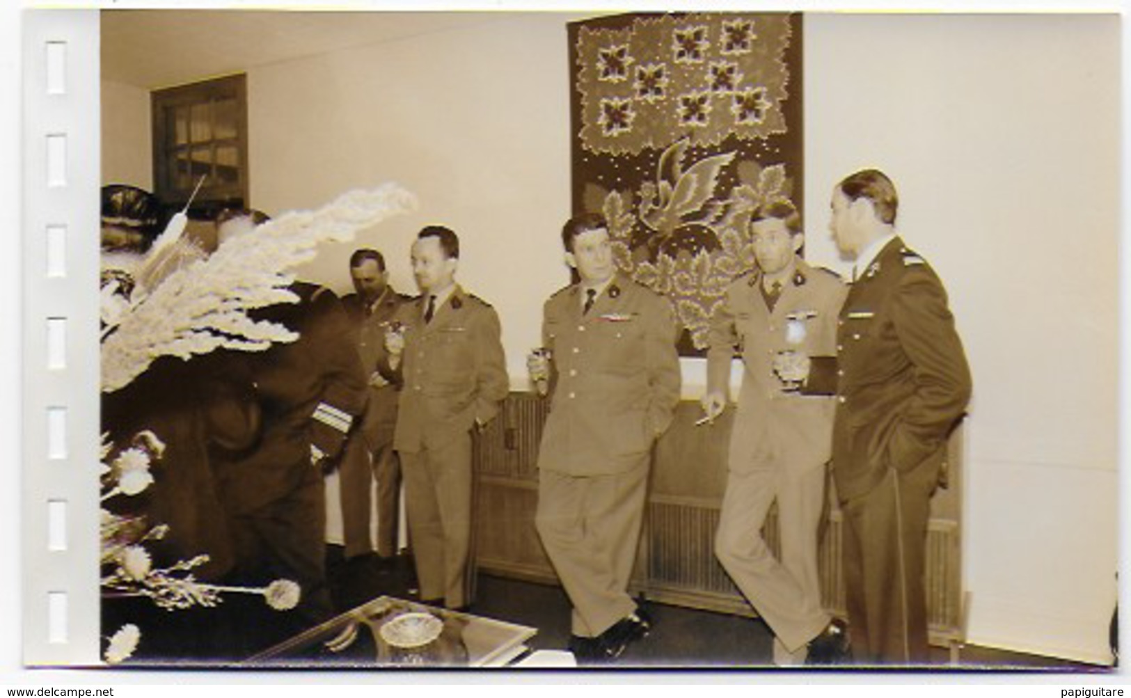 album 16 photos 10.5x16cm bon etat  cognac visite B.A.709 par futurs attachés conseillers militaires français , rare