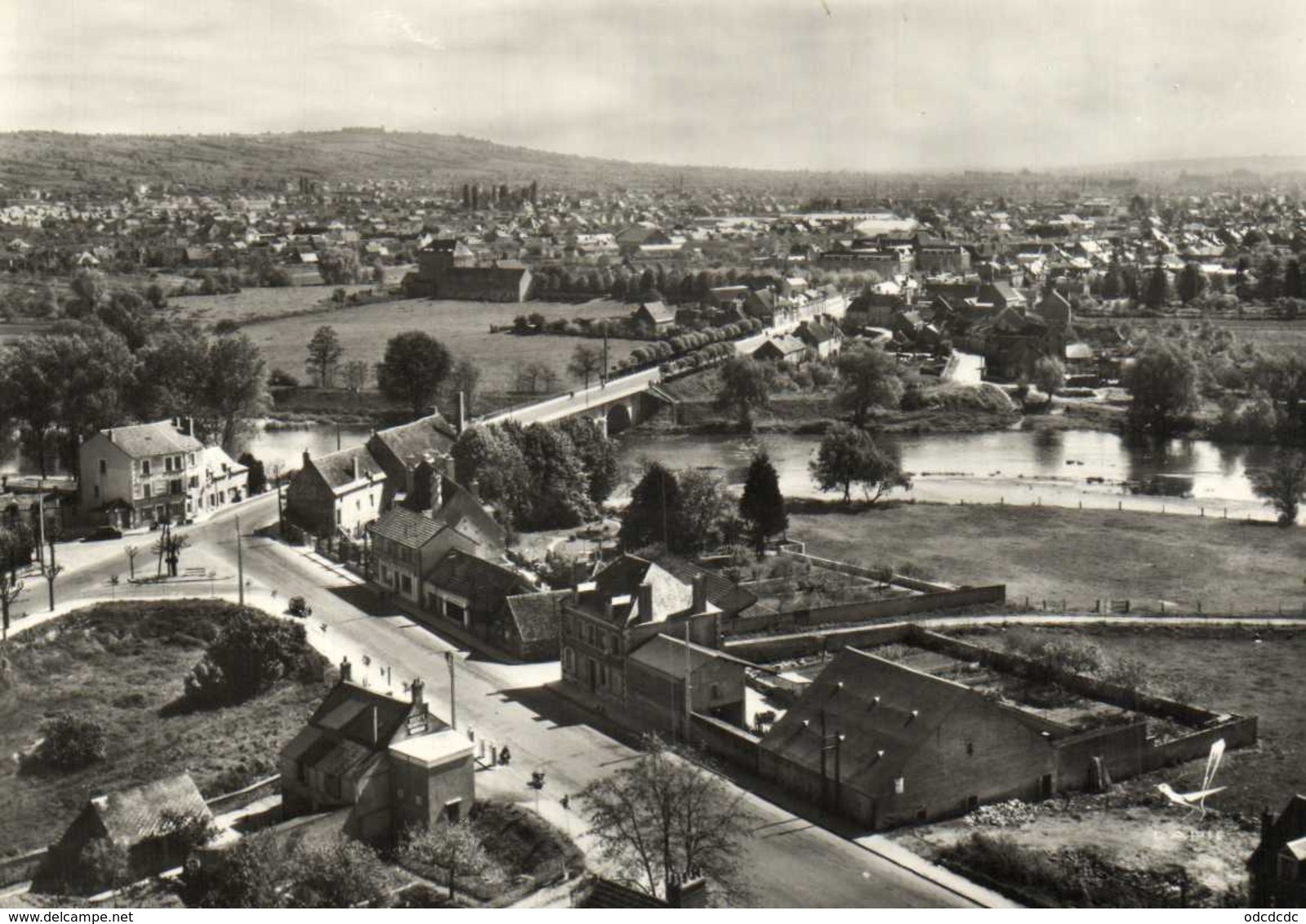 CPSM Grand Format EN AVION AU DESUS DE ..ST AMAND MONTROND (Cher )  Le Cher Et Vue Panoramique Aérienne RV  LAPIE - Saint-Amand-Montrond