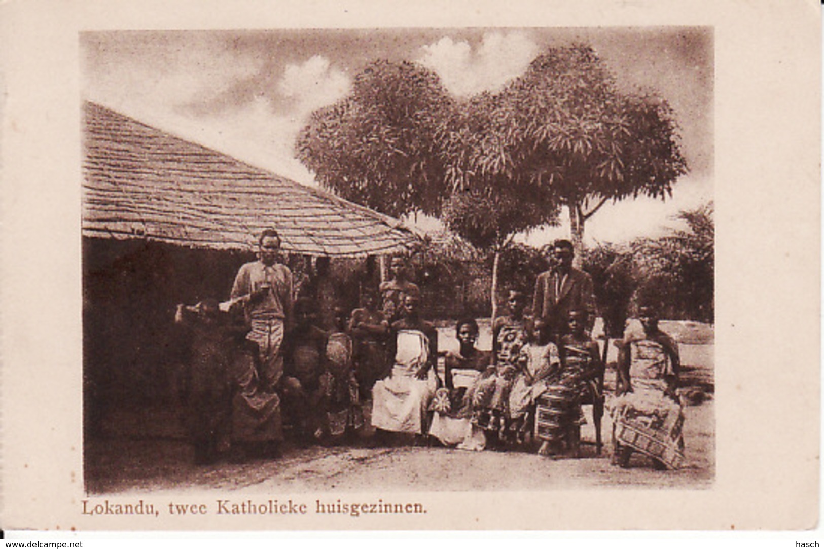 250515Lokandu, Twee Katholieke Huisgezinnen (gauche Sup. Petite Déchirure) - Belgian Congo