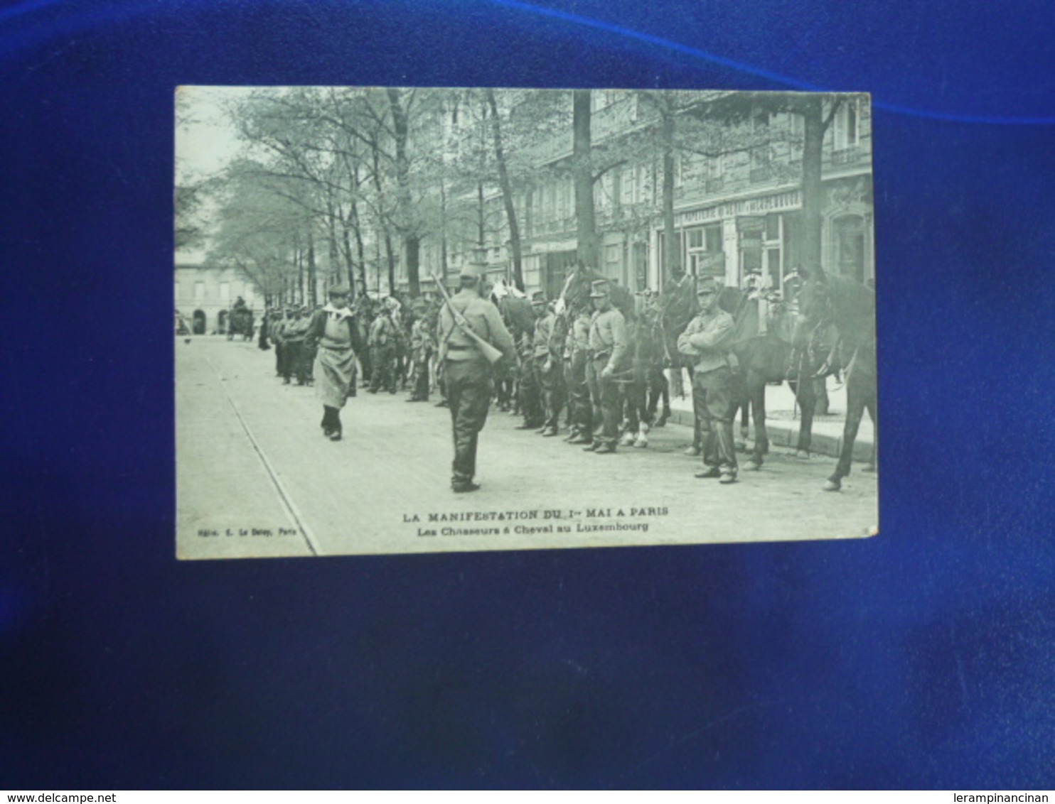 1906 PARIS LA MANIFESTATION DU 1er MAI LES CHASSEURS A CHEVAL AU LUXEMBOURG  BON ETAT - Autres & Non Classés