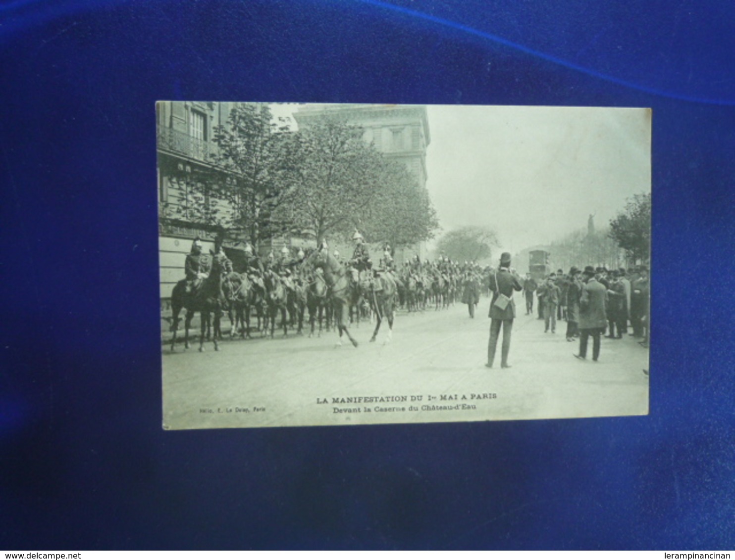 1906 PARIS LA MANIFESTATION DU 1er MAI DEVANT LA CASERNE DU CHATEAU D'EAU  BON ETAT - Sonstige & Ohne Zuordnung
