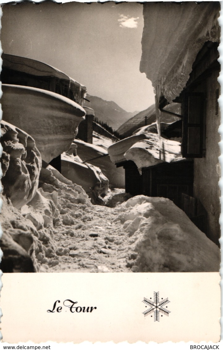 CPSM PETIT FORMAT 74 VILLAGE DU TOUR  - VUE SUR UNE RUE DU VILLAGE EMPLIE DE NEIGE - Autres & Non Classés