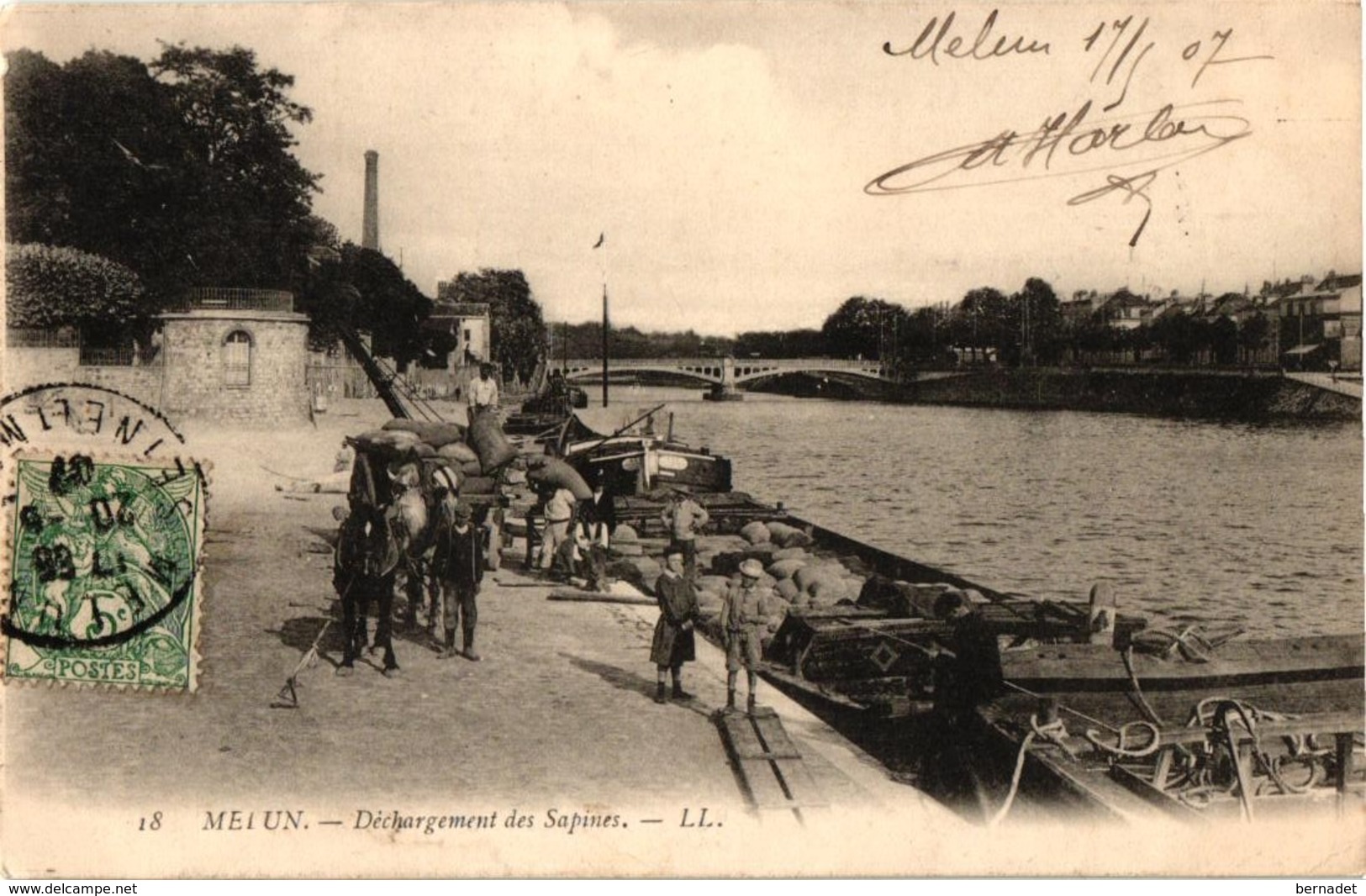 77 .. MELUN . DECHARGEMENT DES SAPINES ..1907 - Melun