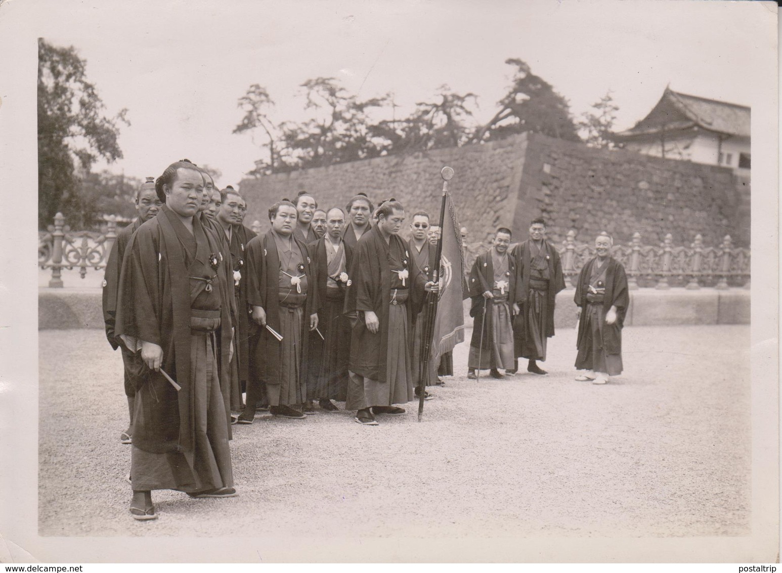 CHAMPION WRESTLERS WEST SIDE  IN FRONT OF IMPERIAL PALACE  JAPAN JAPÓN 16*12CM Fonds Victor FORBIN 1864-1947 - Personas Identificadas