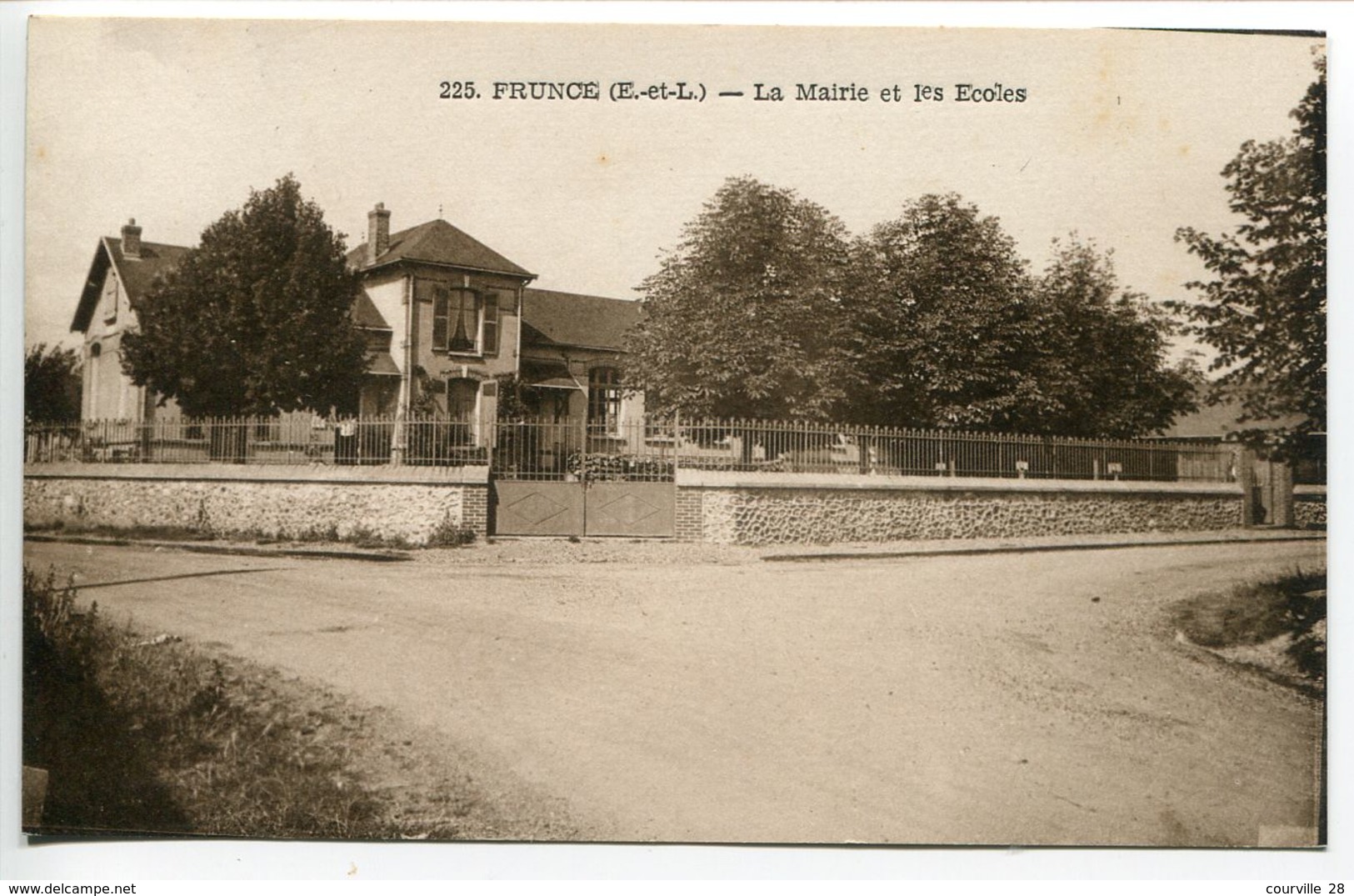 Fruncé (Canton De Courville Sur Eure ) La Mairie Et Les Ecoles - Non écrite Etat Excellent - Autres & Non Classés