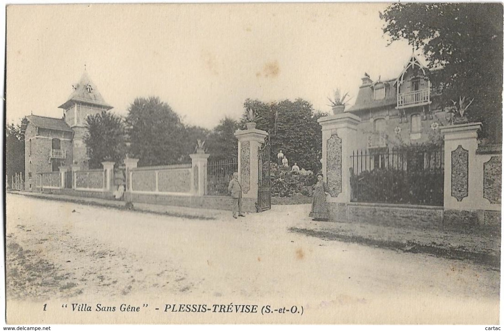 D94 - LE PLESSIS TREVISE - "VILLA SANS GÊNE" - Couple De Chaque Côté Du Portail D'entrée - Le Plessis Trevise