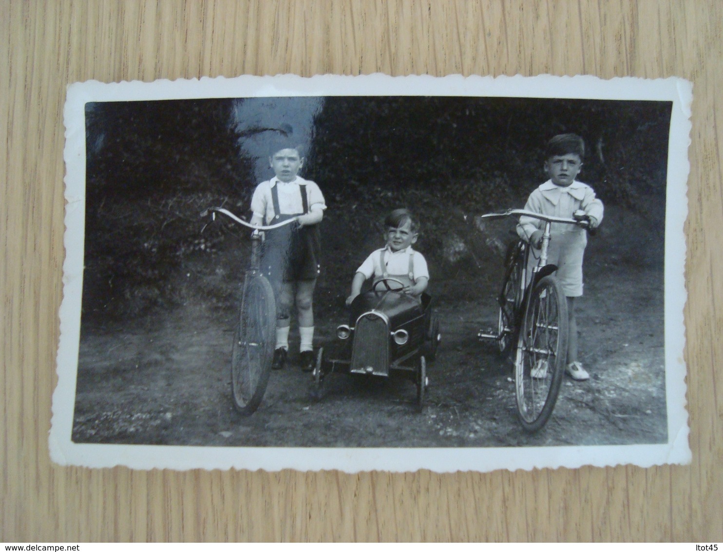 PHOTO ENFANTS AVEC LEURS VEHICULES - Automobiles