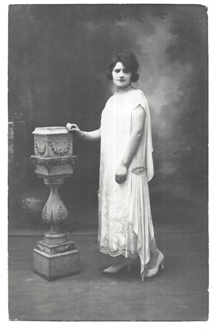 Saintes Carte Photographie R. Rolland Femme Prenant La Pose - Saintes