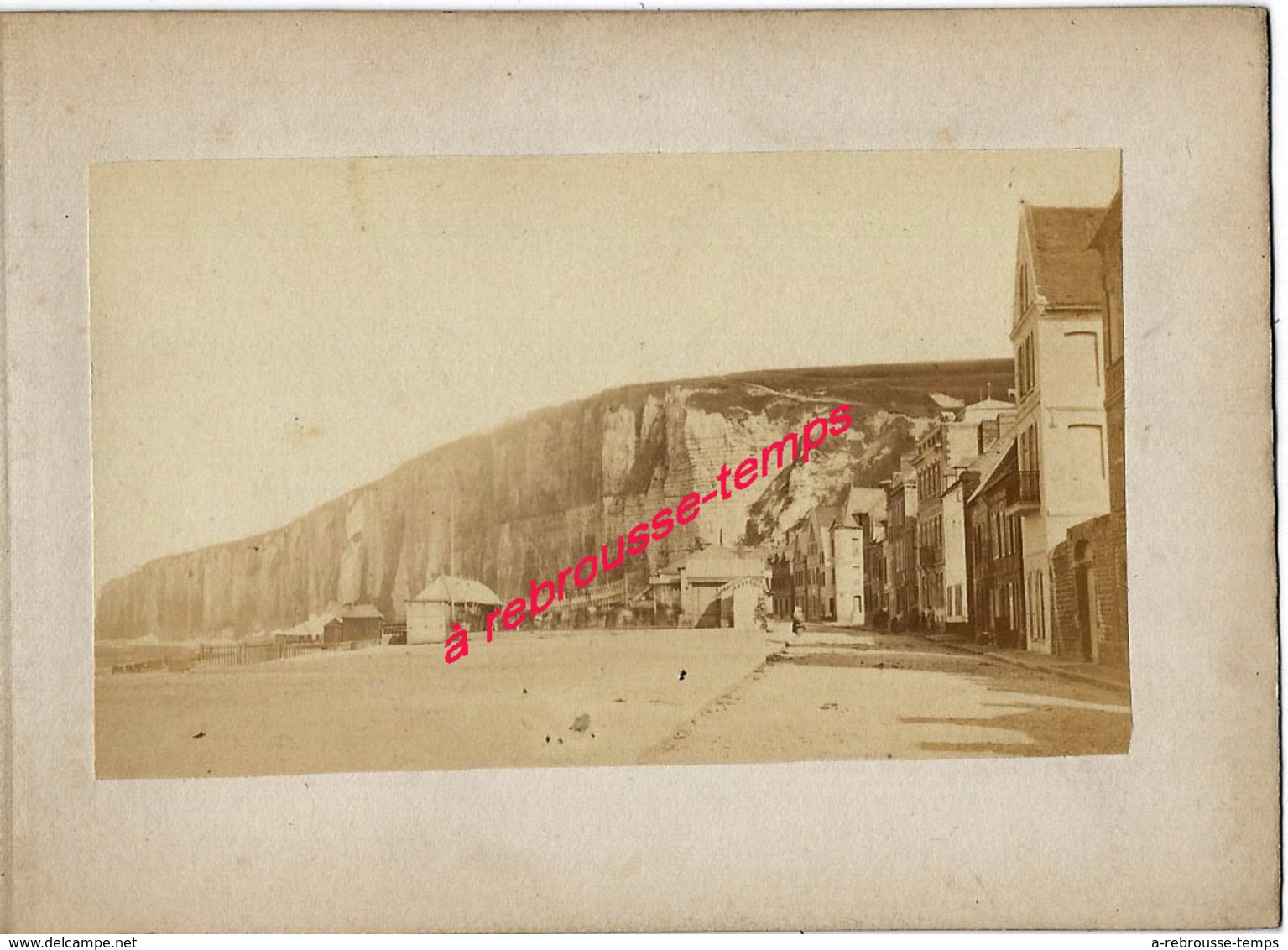 13/ Photo Ancienne Vers 1880 Saint Valéry En Caux (76) Ville Au Pied De Falaise- Photo 10,4 X6,3 Sur Carton 9,4 X13cm - Lieux