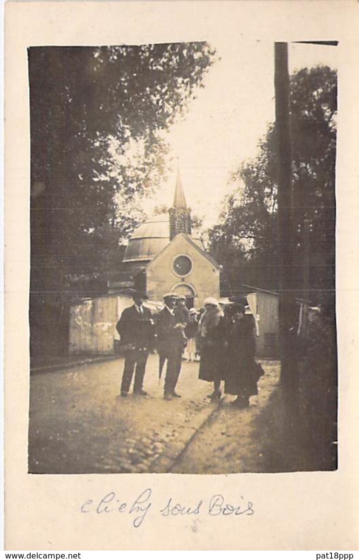 ** Carte Photo / Real Photo ** 93 - CLICHY SOUS BOIS Animation à La Sortie D'une Eglise (à Déterminer Précisement) CPA - Clichy Sous Bois