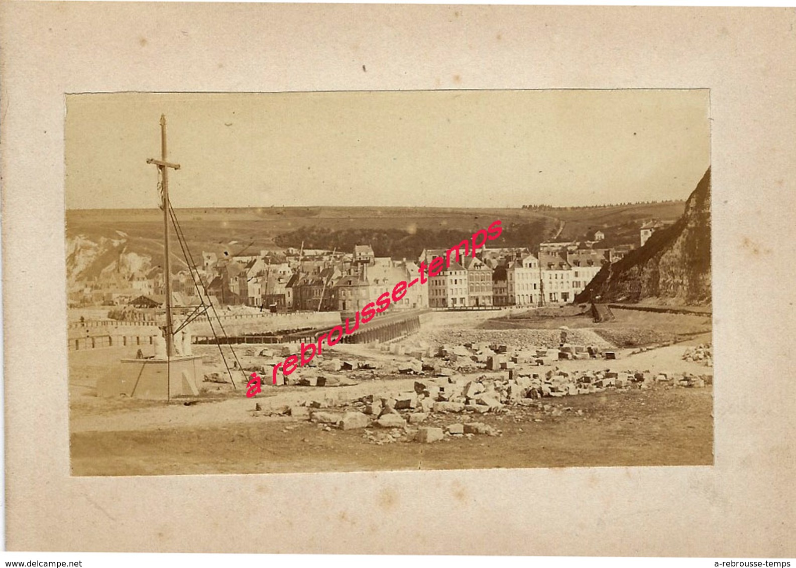 15/ Photo Ancienne Vers 1880 Saint Valéry En Caux Travaux Près Calvaire-pavé-format Photo 10,4 X6,3 Sur Carton 9,4 X13cm - Lieux