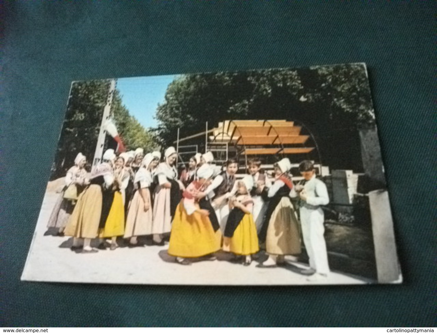 GRUPPO FOLCLORISTICO FOLKLORIQUE COMTADIN LA VENISE  DEVANT LA ROUE A AUBES A L'ISLE SUR SORGUE FRANCIA - Costumi