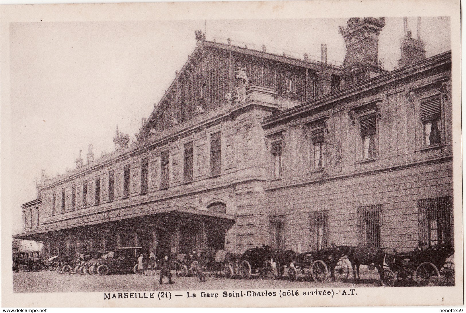 CPA 13 --  MARSEILLE -- La Gare Saint Charles ( Côté Arrivée ) + Belle Animation - Canebière, Centre Ville