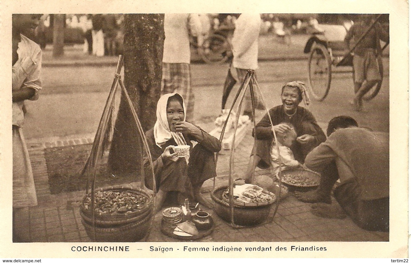 ( ASIE )( VIETNAM ) ( COCHINCHINE )  ( ETHNIE ET COUTUMES   )  (SAIGON   )( FEMME )( FEMME INDIGENE VENDANT DES FRIANDIS - Viêt-Nam